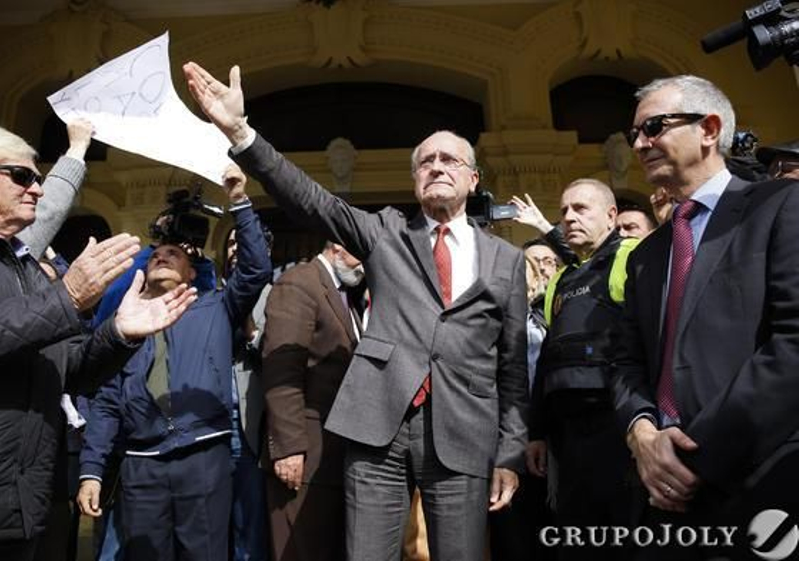 El alcalde saluda el pasado miércoles a la gente congregada a las puertas del Ayuntamiento.

Foto: Javier Albiñana