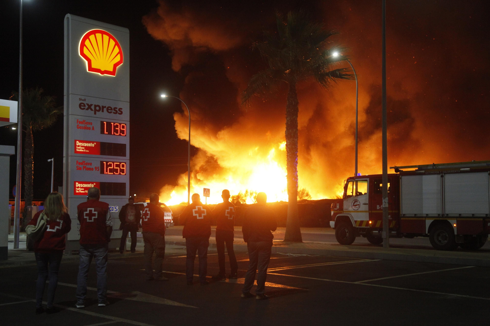 Un incendio obliga a evacuar un asentamiento chabolista en Lepe.