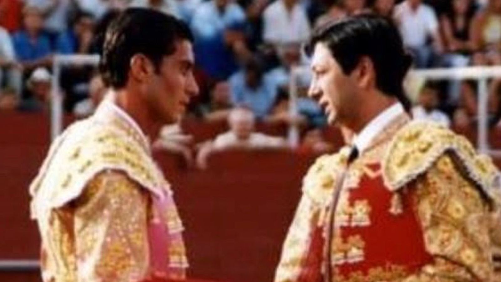 El 22 de julio de 2001 toma la alternativa de manos de Vicente Barrera.