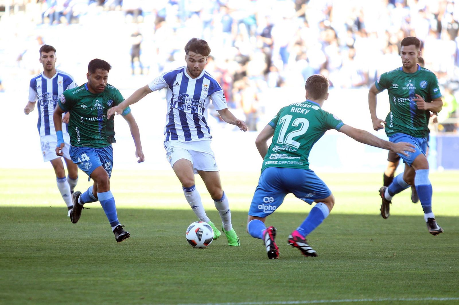 Un lance del juego en el partido entre el Recre y el Xerez DFC.