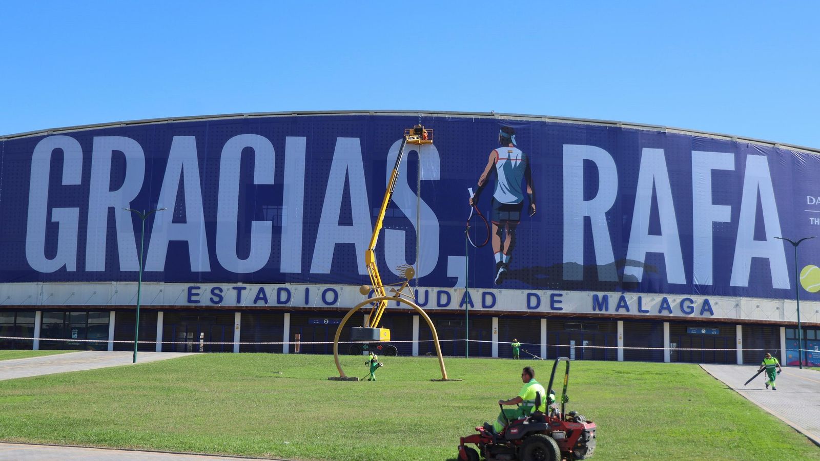 La pancarta de homenaje a Rafa Nadal en el Ciudad de Málaga, en imágenes