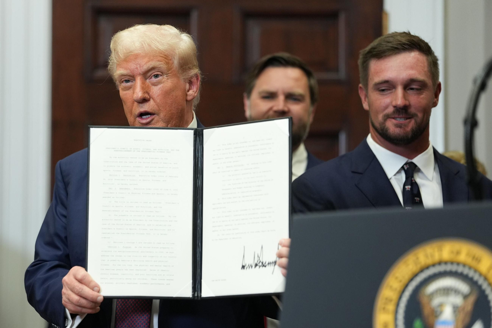 El presidente de EEUU, Donald Trump, posa con la orden ejecutiva del nuevo plan arancelario. El presidente de EEUU, Donald Trump, posa con la orden ejecutiva del nuevo plan arancelario.