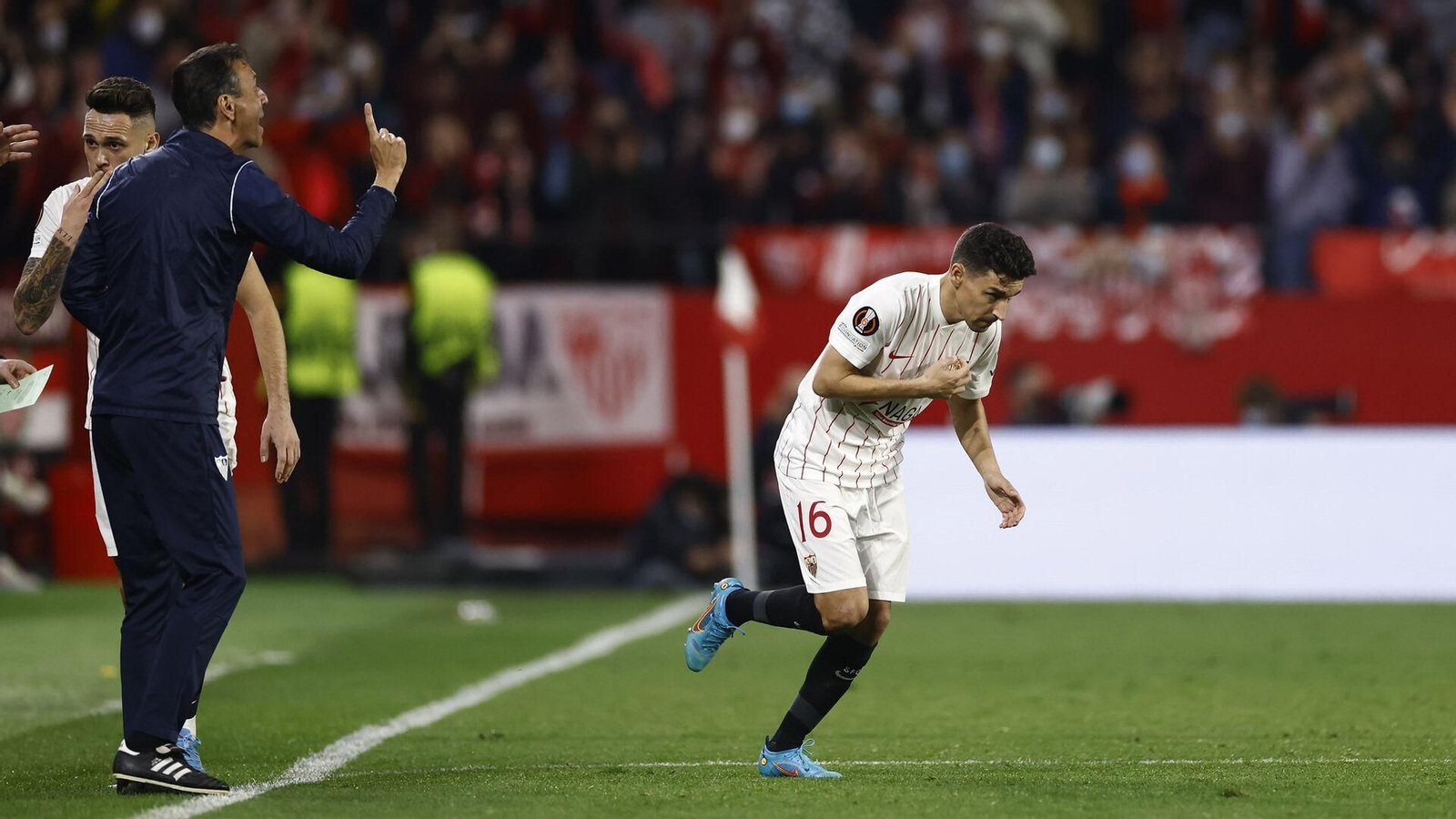 Jesús Navas se persigna mientras salta al césped del Ramón Sánchez-Pizjuán ante el Dinamo de Zagreb.