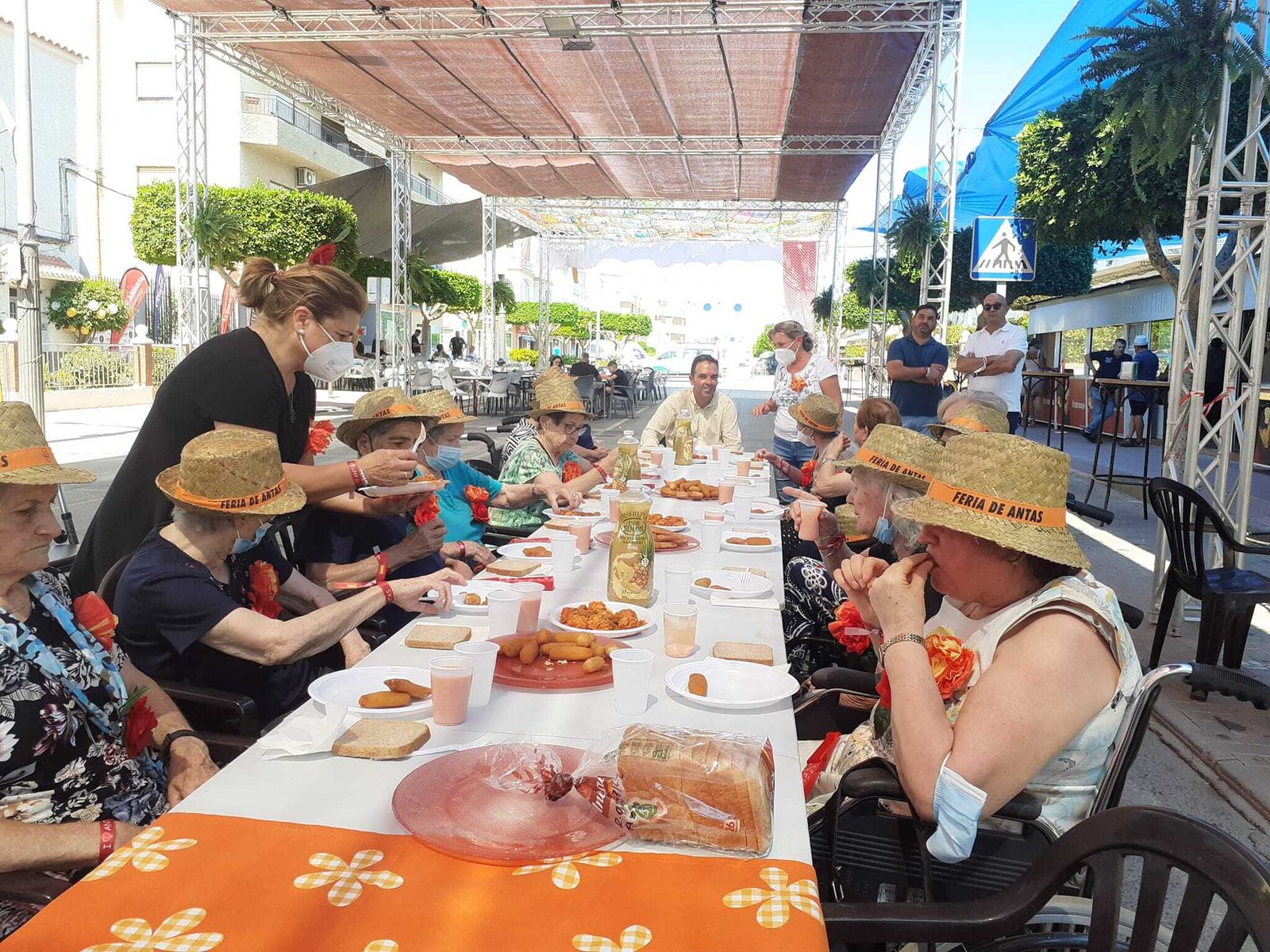 Los más mayores gozaron ayer de una comida en la Feria del Mediodía