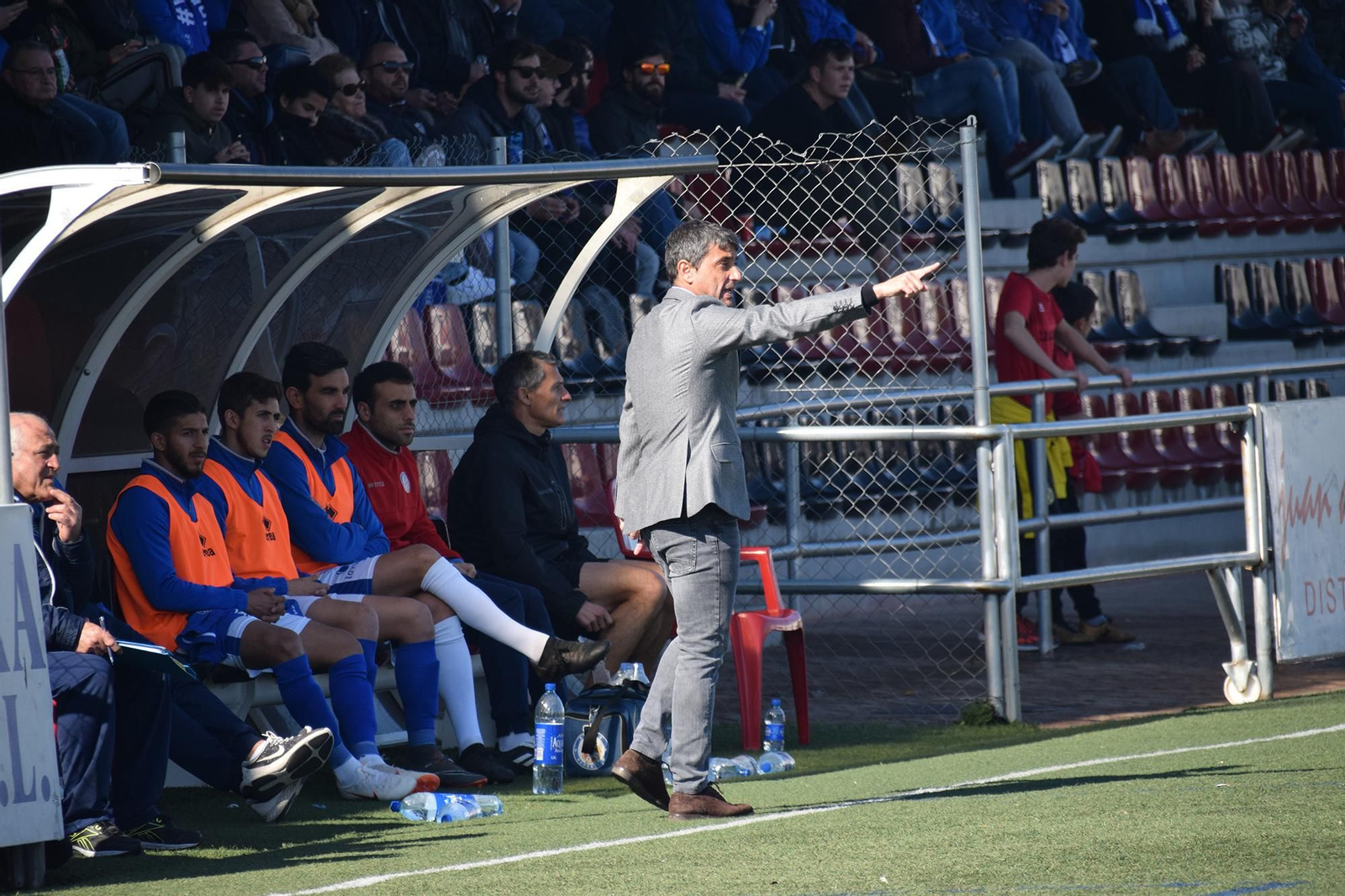 Pepe Masegosa, dando instrucciones en la banda del Carlos Marchena. Pepe Masegosa, dando instrucciones en la banda del Carlos Marchena.