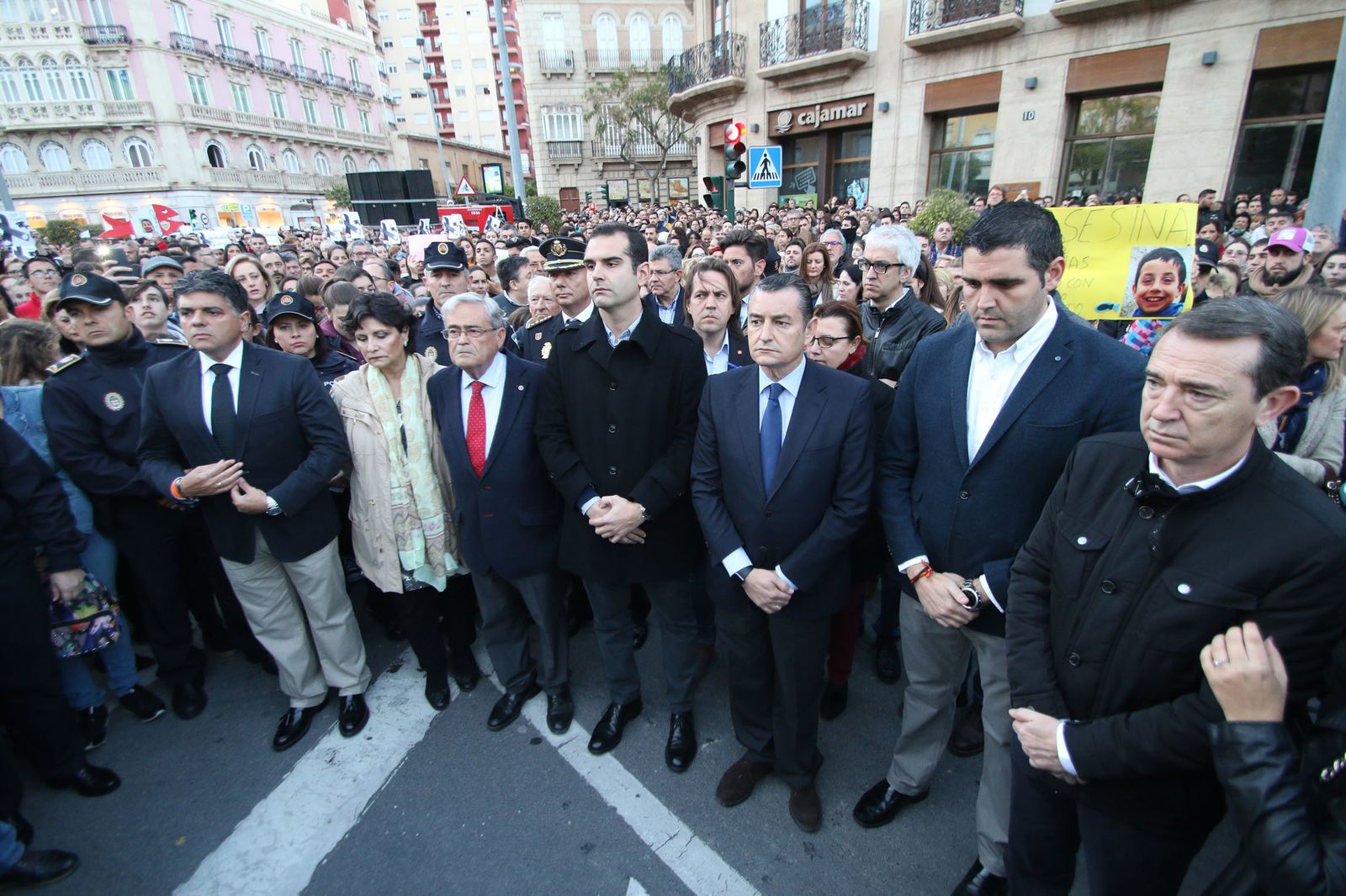 Las imágenes de los 5 minutos de silencio por Gabriel en Puerta Purchena