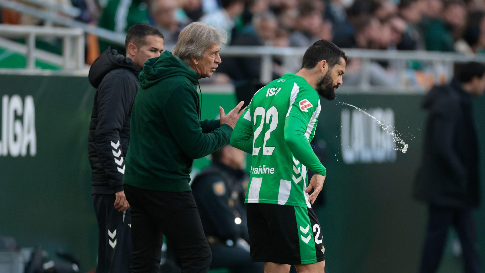 Pellegrini da las últimas instrucciones a isco antes de su entrada en el campo.