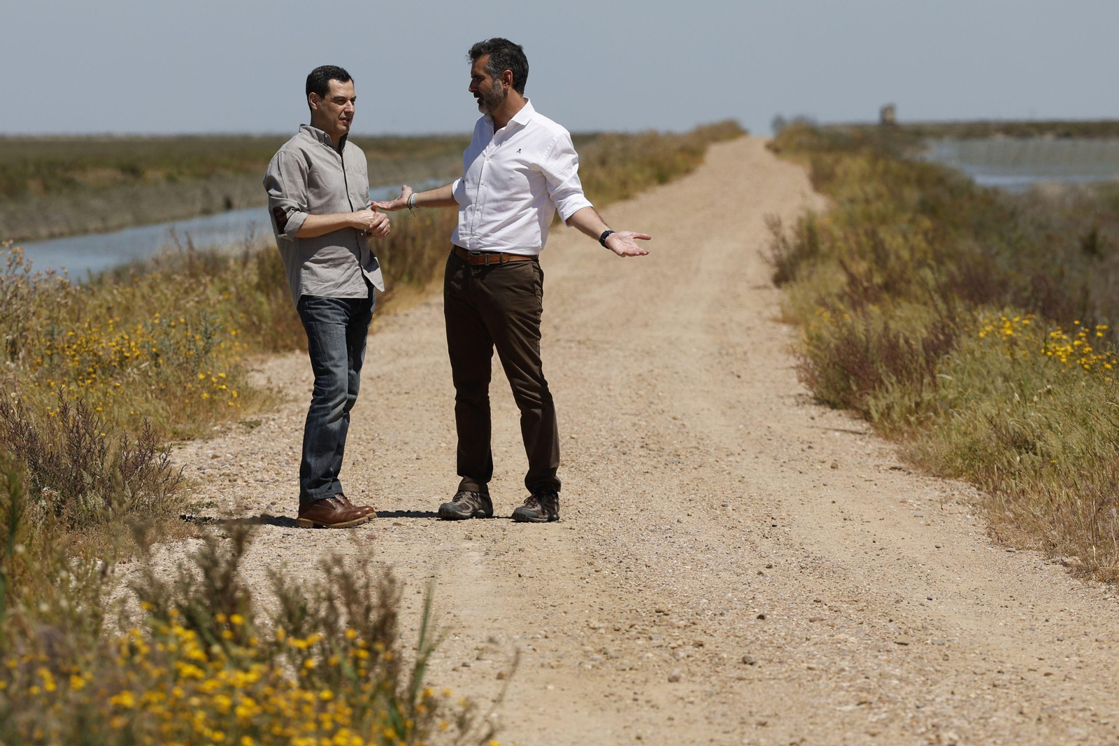 Juanma Moreno y Ramón Fernández-Pacheco, en una visita reciente a la Veta la Palma, en Doñana.