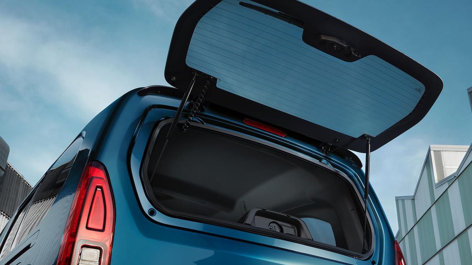 El cristal del portón trasero puede abrirse independientemente para el acceso a la carga en lugares poco amplios, por ejemplo.