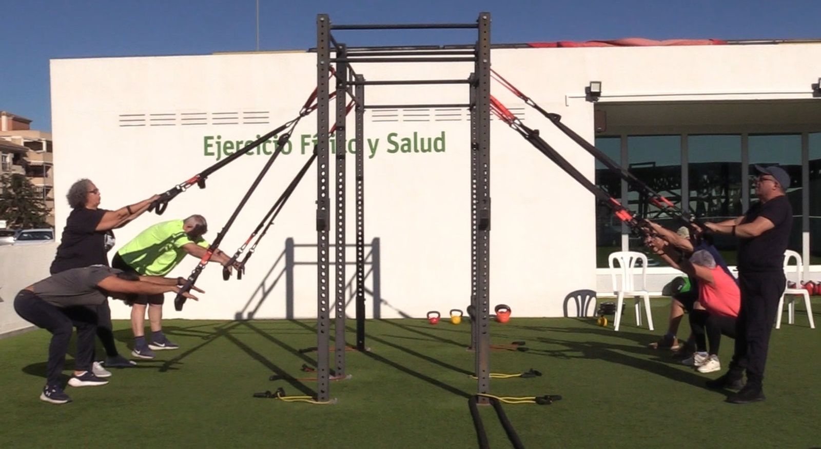 Varias personas realizando ejercicio.