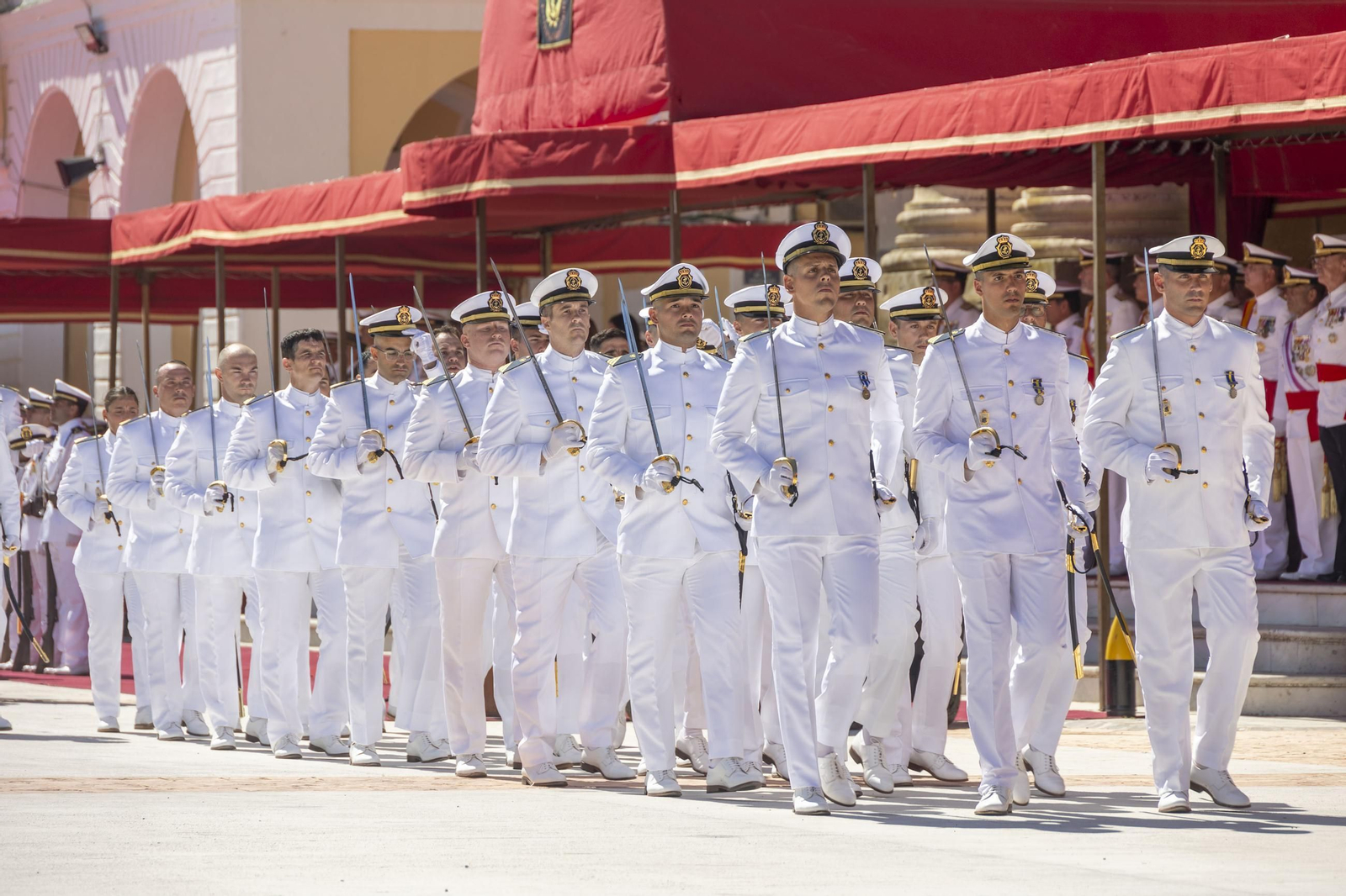 Las imágenes de la entrega de despachos a los nuevos suboficiales de la Armada Las imágenes de la entrega de despachos a los nuevos suboficiales de la Armada