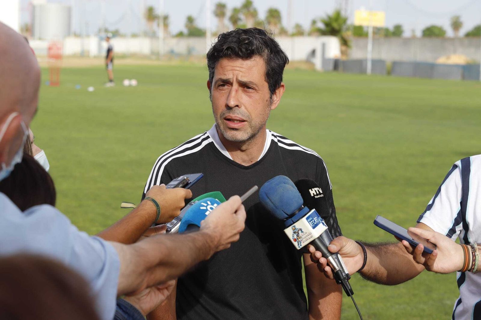 Alberto Gallego atiende a la prensa en la Ciudad Deportiva Francisco Mendoza