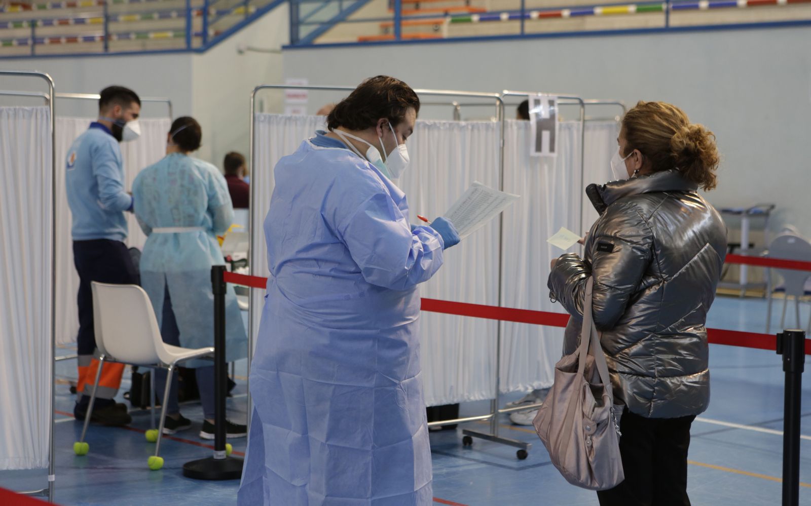 Vacunación de profesores en el pabellón deportivo del SADUS