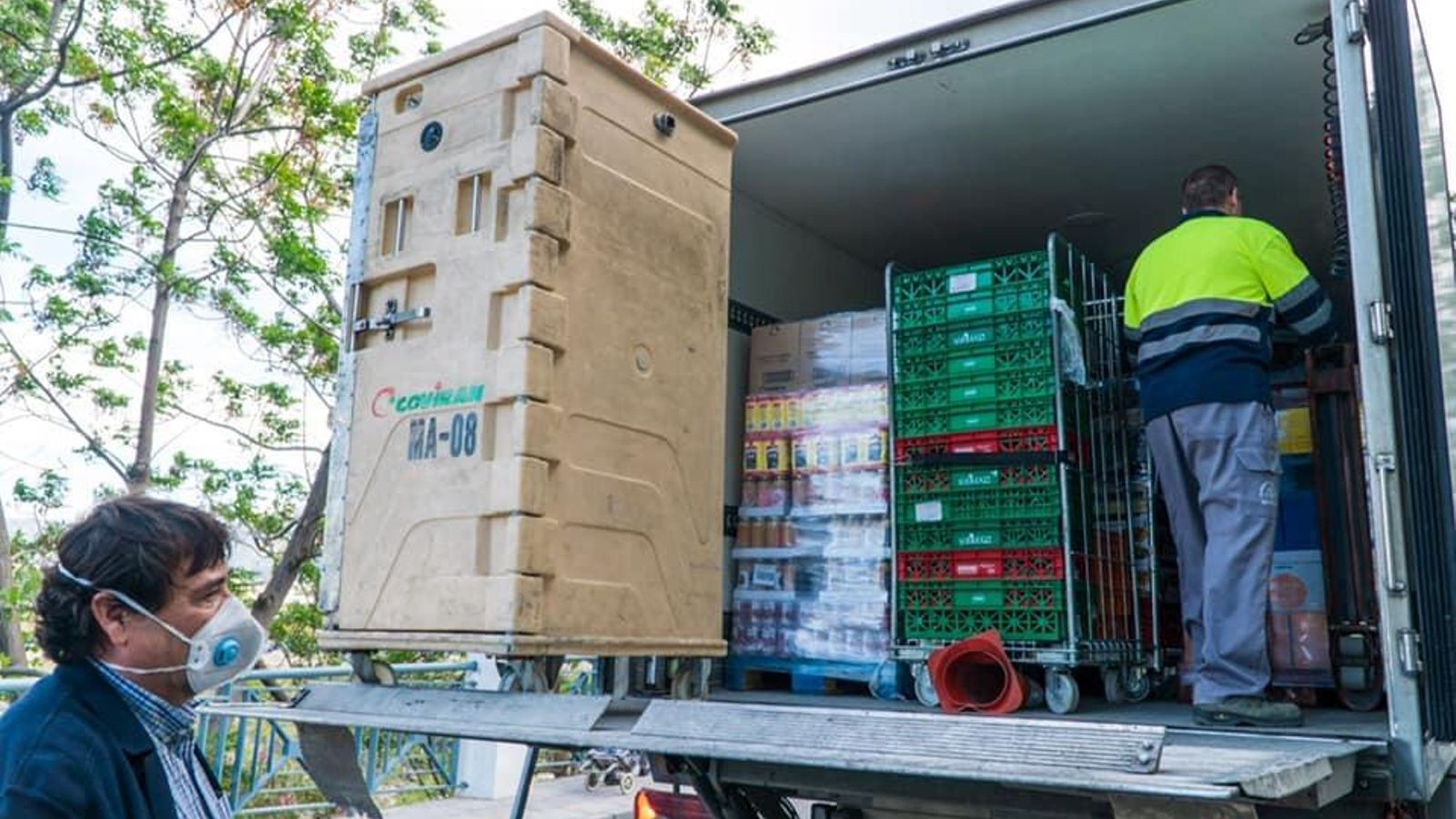 Donación de alimentos de la Cofradía del Nazareno de Nerja.