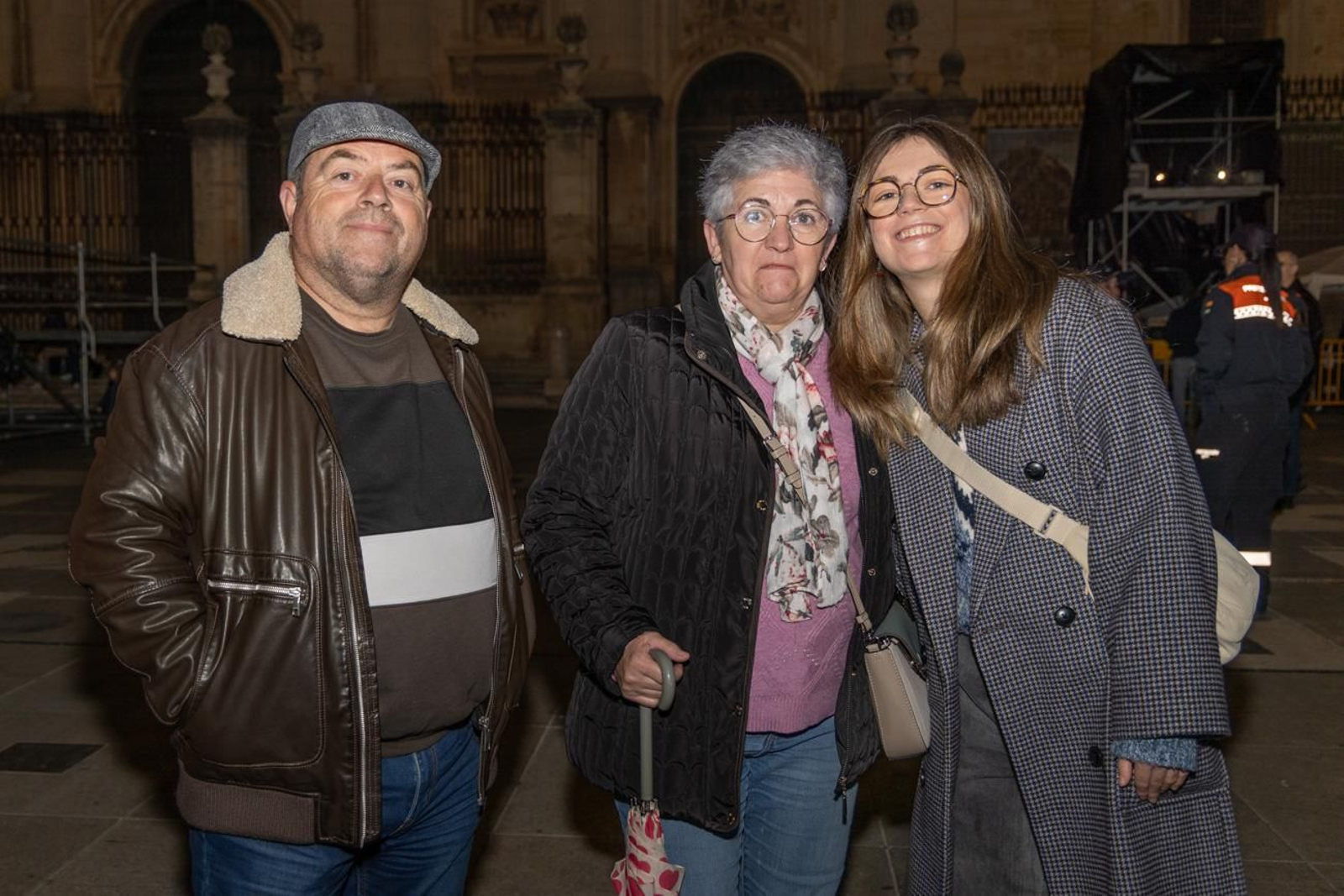 Los jiennenses disfrutan del centro de la ciudad, rodeados de un ambiente navideño