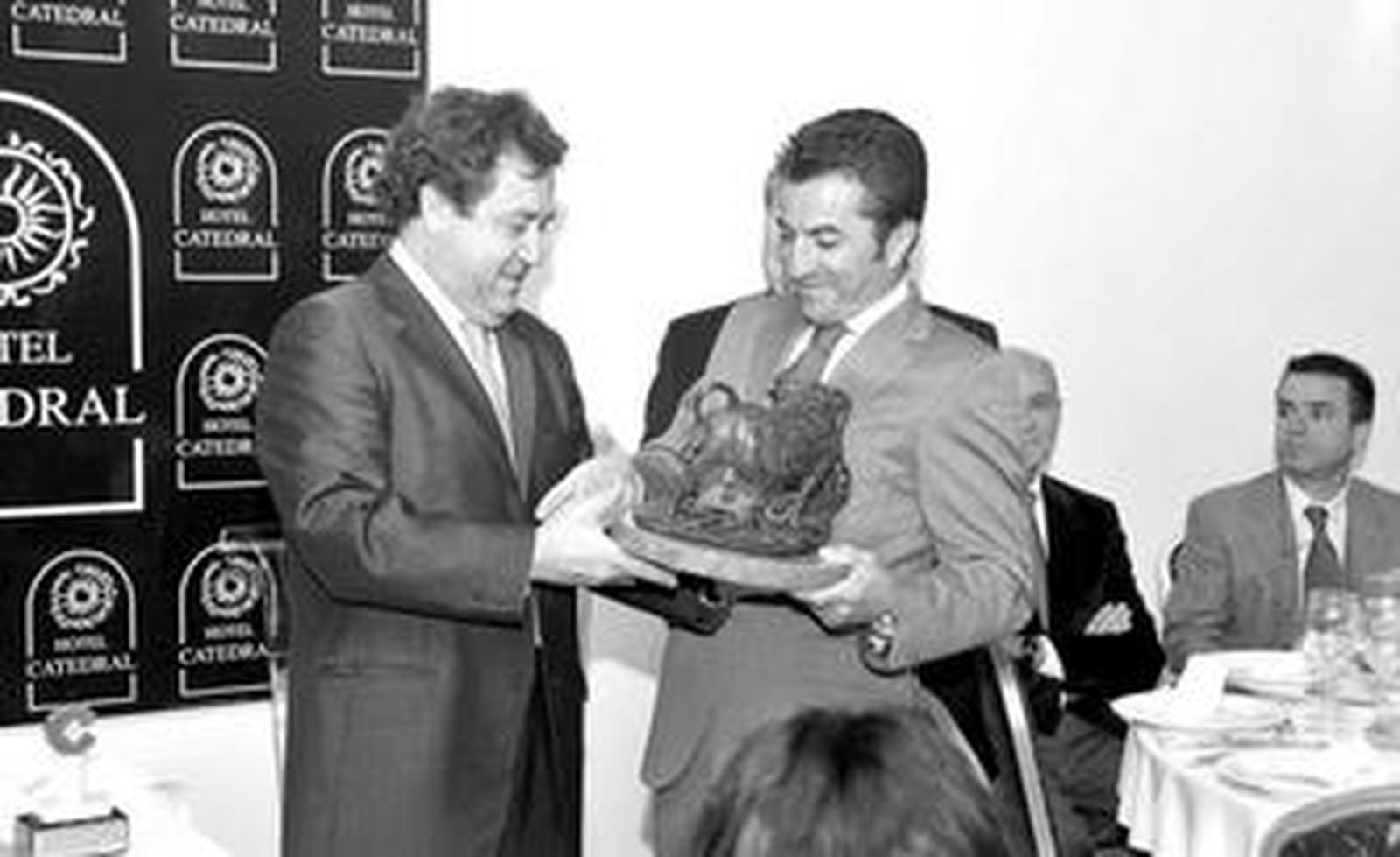 Eduardo del Castillo, gerente de Aqualia, le entregó uno de los premios.
