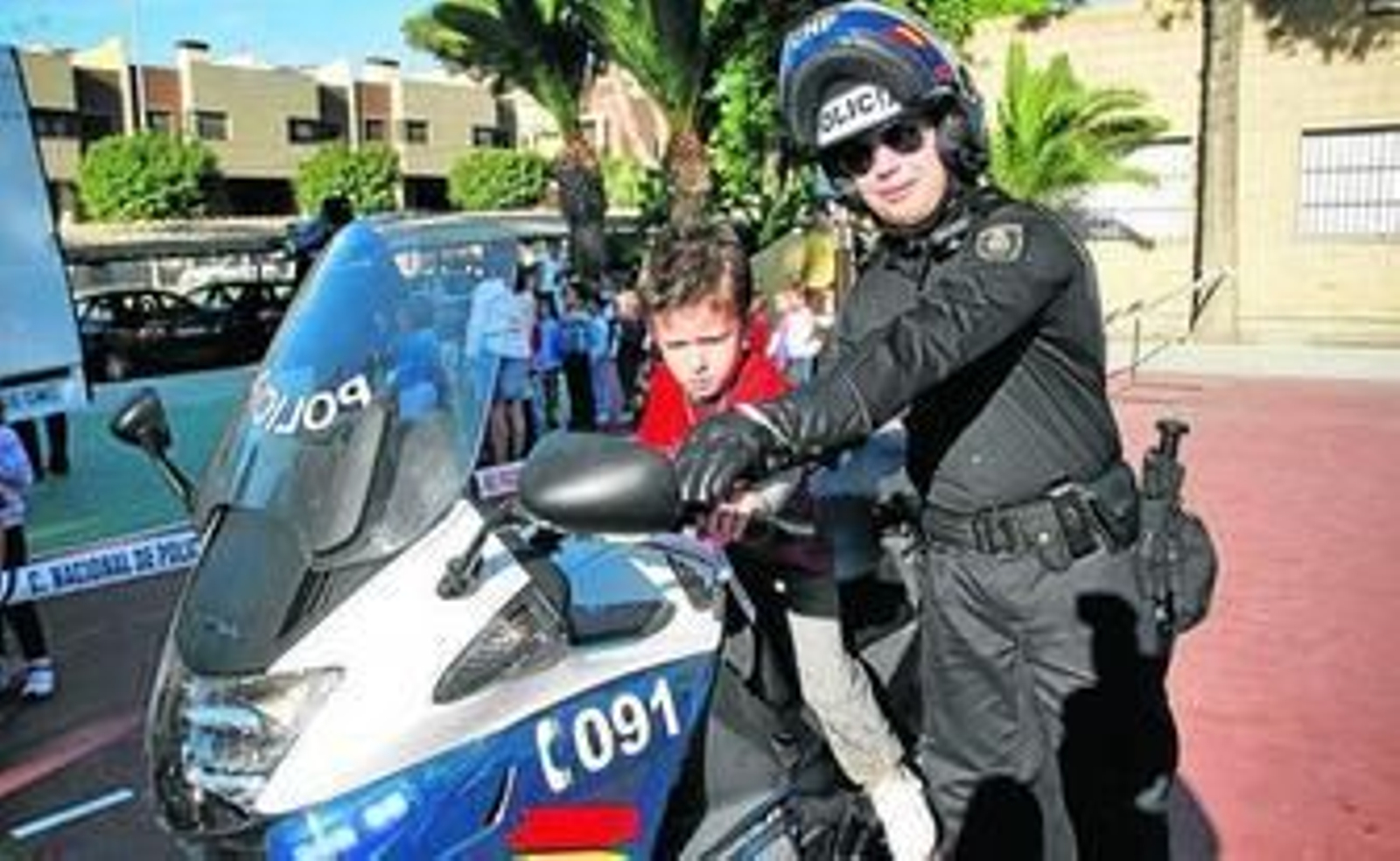 La imaginación infantil viste uniforme azul y vuela por los aires en helicóptero