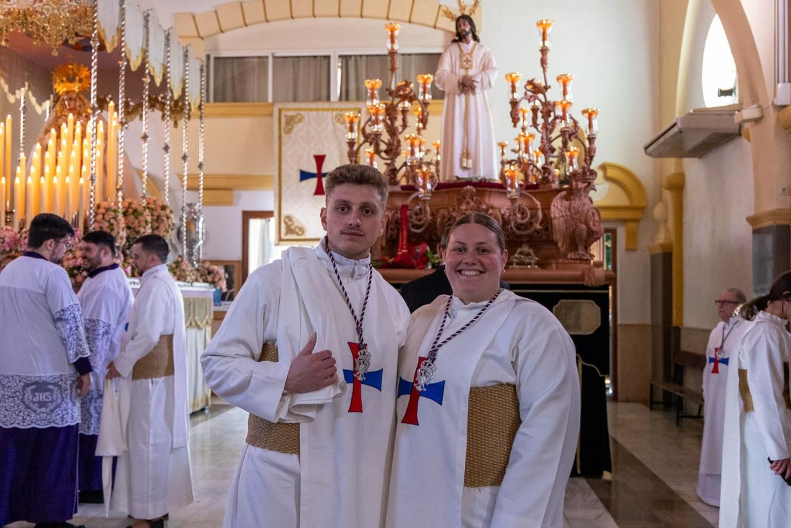El Miércoles Santo inicia la tarde con los nazarenos trinitarios del barrio de Santa Isabel