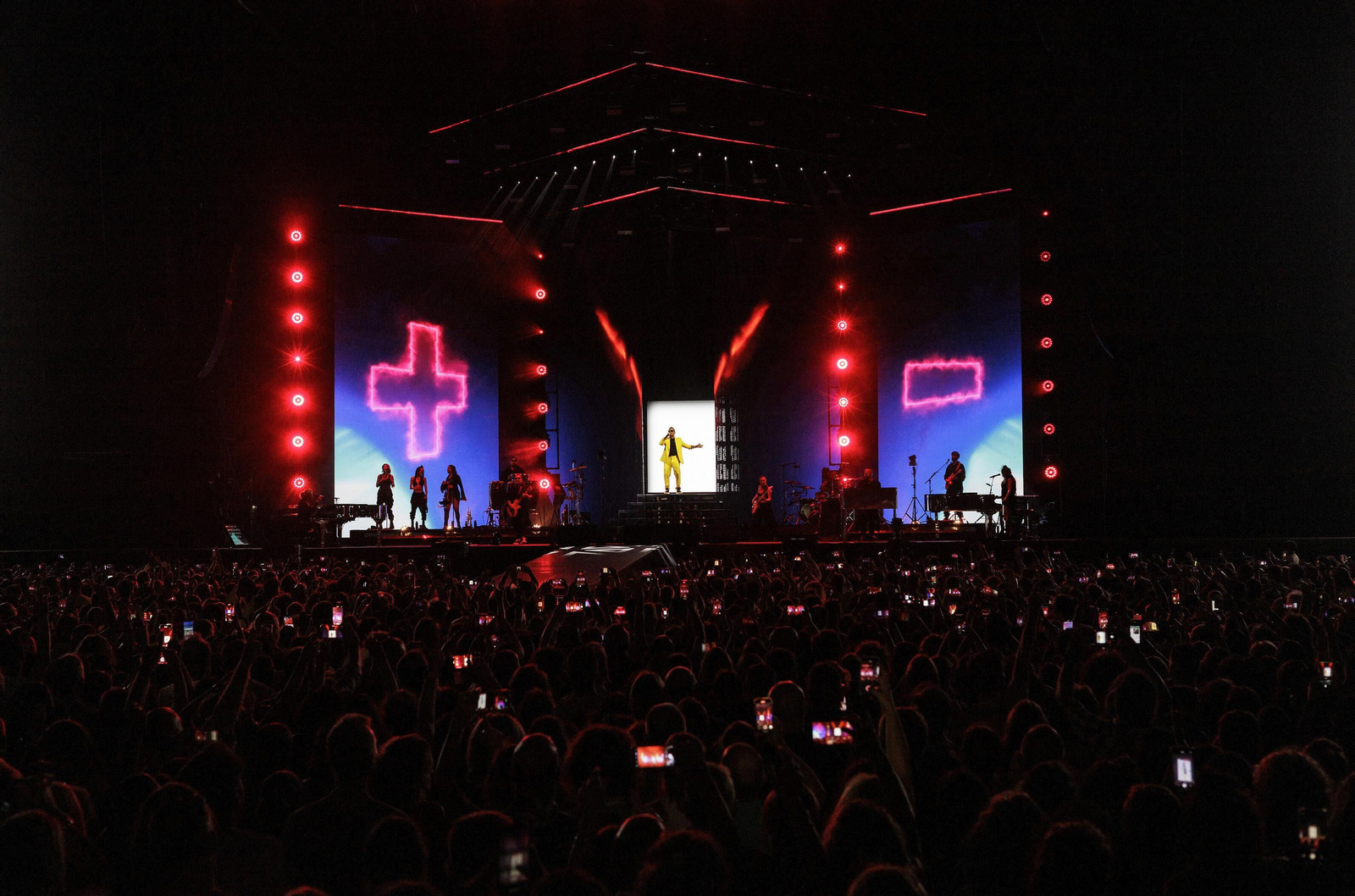 Búscate entre nuestras imágenes del concierto de Alejandro Sanz en Cádiz