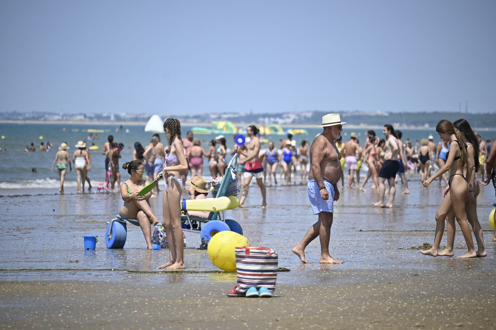 Ambiente en la playas de Huelva este sábado 22 de julio, en imágenes