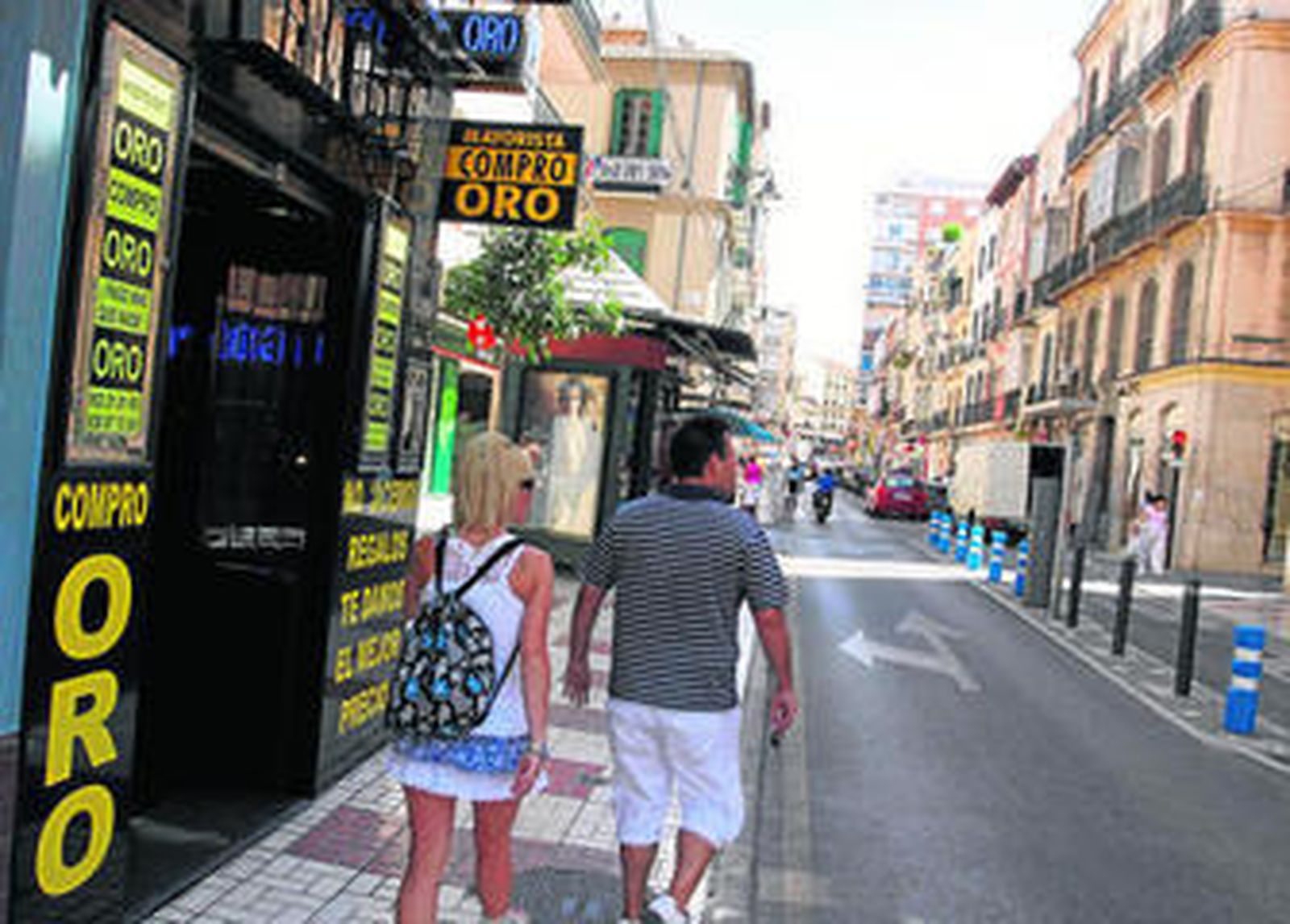 La calle Carretería es popular, entre otros motivos, por la afluencia de comercios de 'compro oro'.