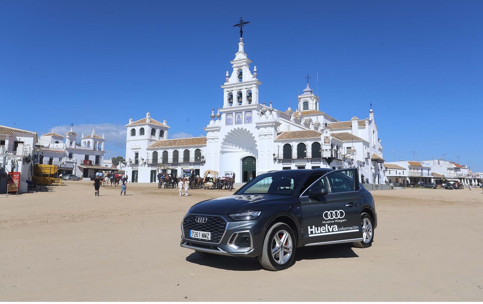 En plena aldea almonteña, ante el santuario, el Audi Q5 PHEV con el que Huelva Wagen ha equipado a Huelva Información estos días para la cobertura informativa de la Romería del Rocío.