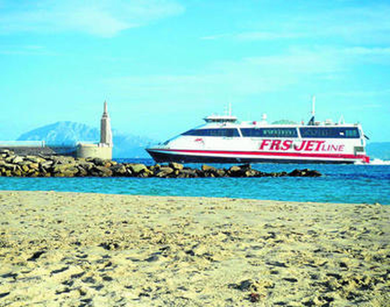 Un ferry entra en el puerto de Tarifa, en una imagen de archivo.