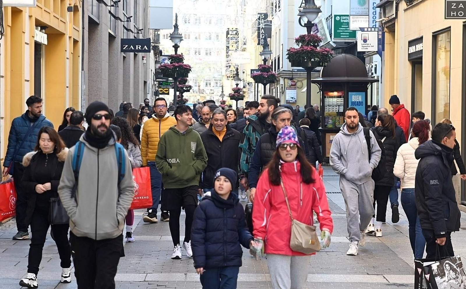 Las cordobeses se echan a la calle el primer día de las rebajas de invierno, en imágenes