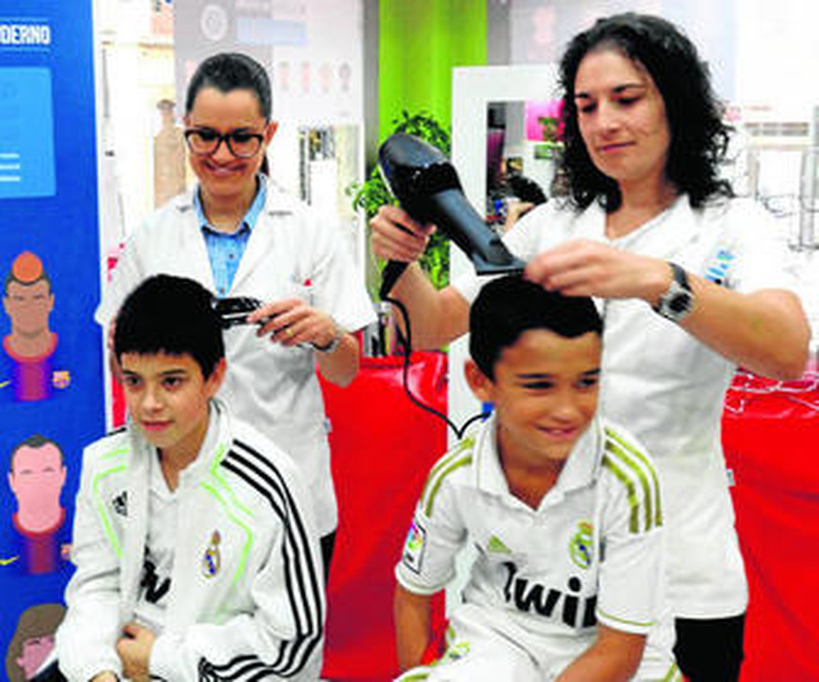 Varios niños quisieron salir con el peinado de sus futbolistas favoritos.