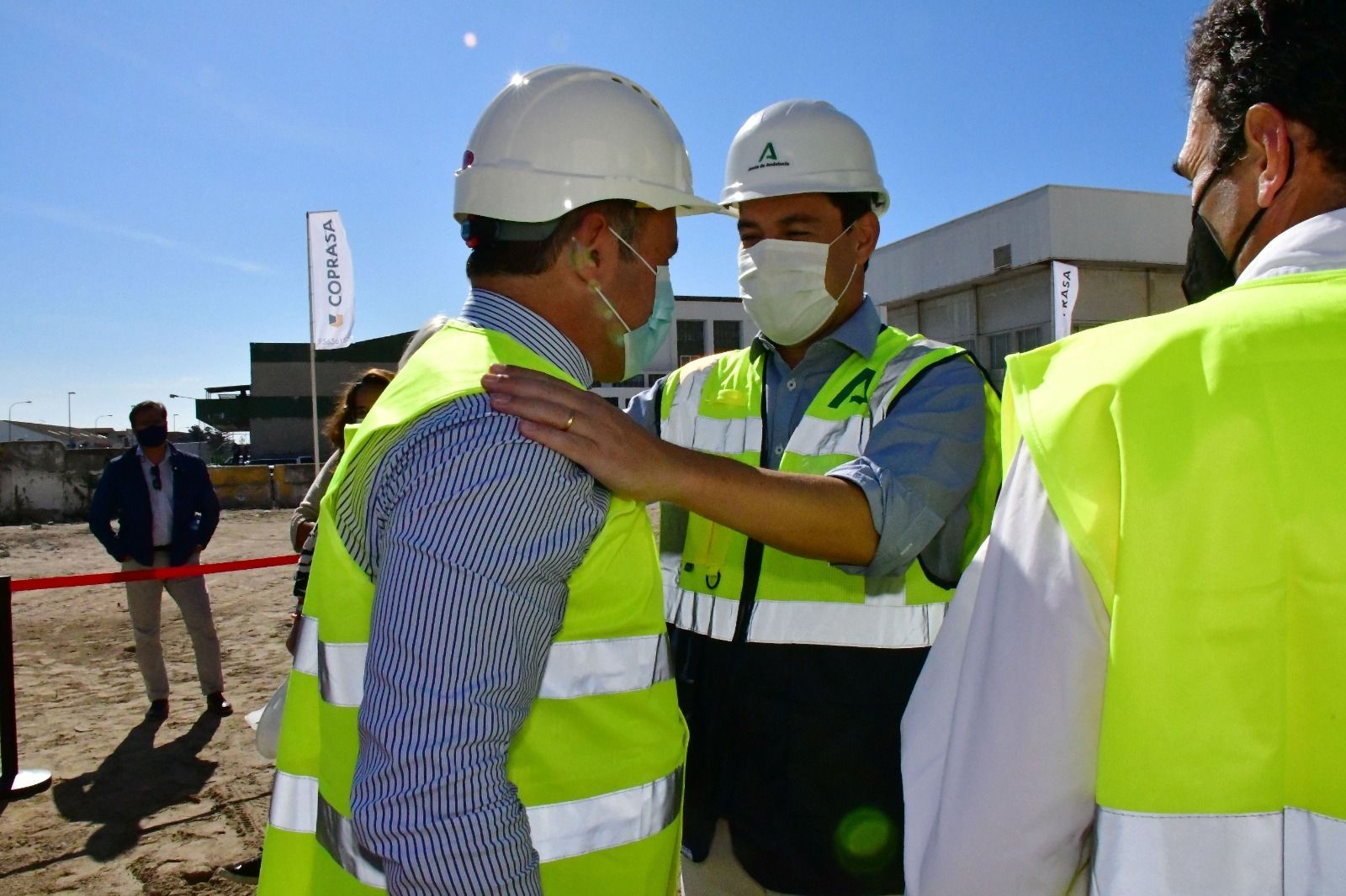 El presidente de la Junta de Andalucía saluda a Juancho Ortiz el pasado lunes en Cádiz.