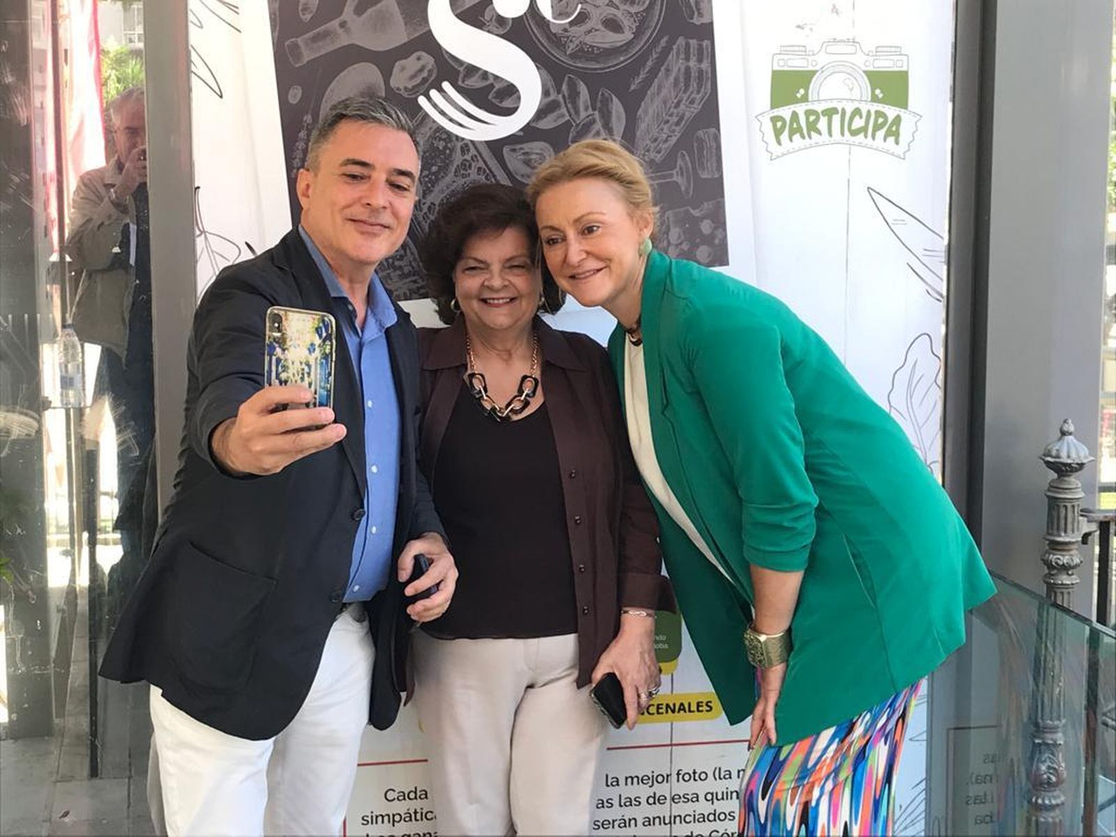 Paco Mulero, gerente de Mercado Victoria, la bloguera Chary Serrano y Yolanda Tomico, presidenta de la asociación Sabores de Córdoba