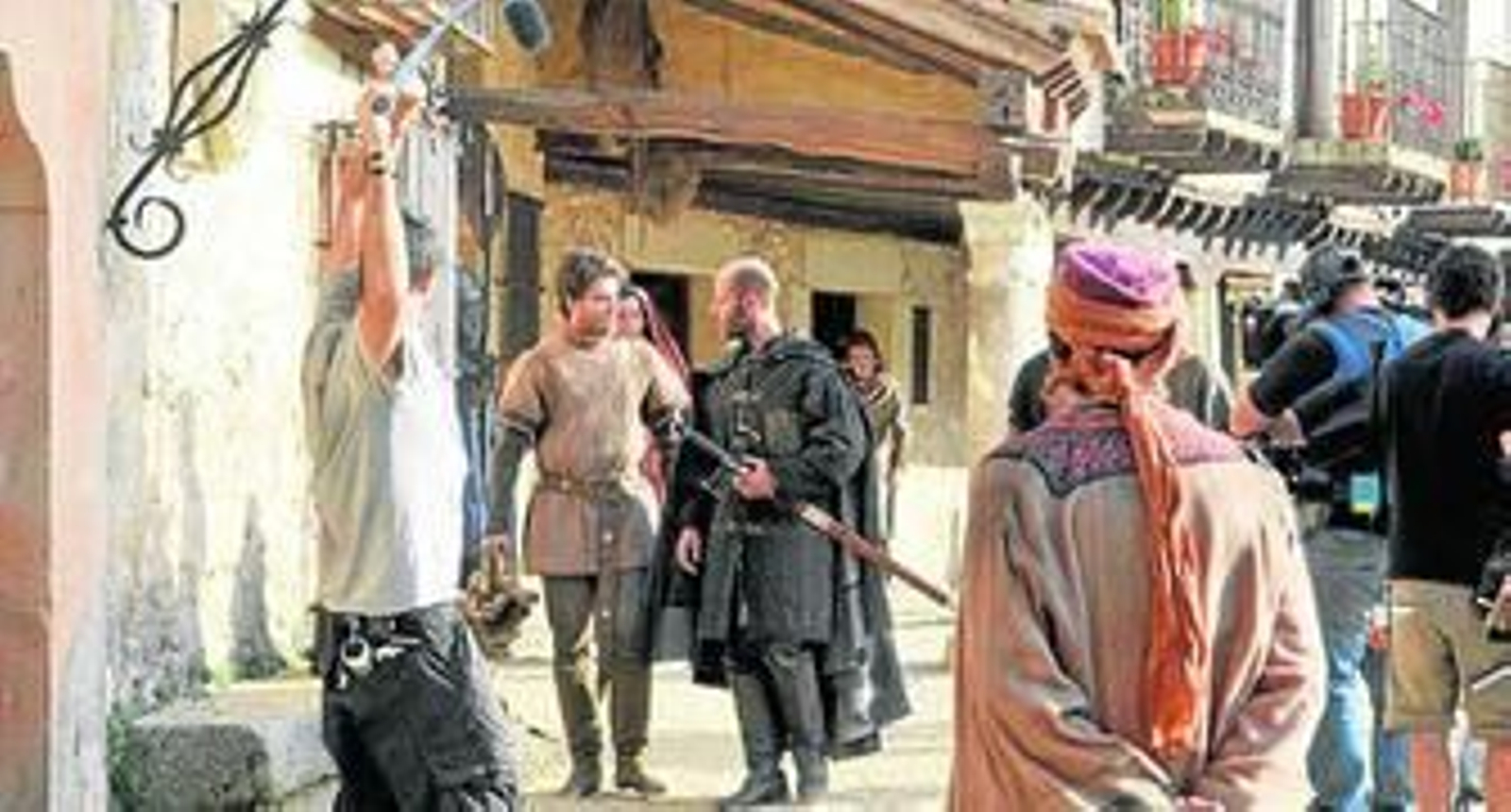 Los actores, en plena grabación de la serie histórica 'Toledo', que ofrecerá próximamente Antena 3.