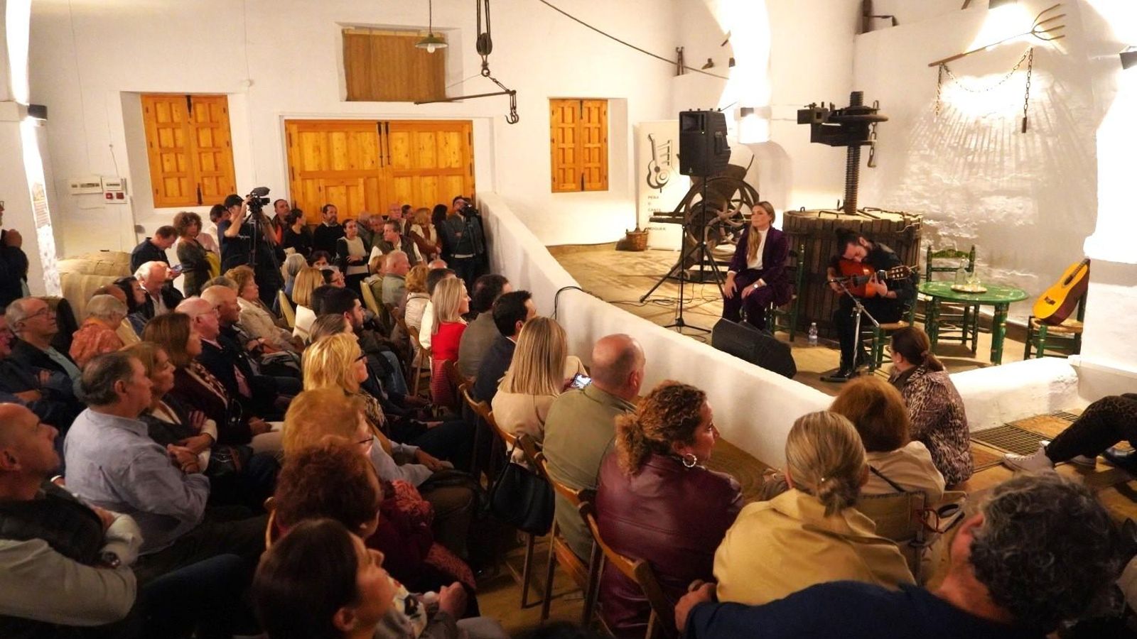 Espectáculo en una de las tabernas de Moguer.