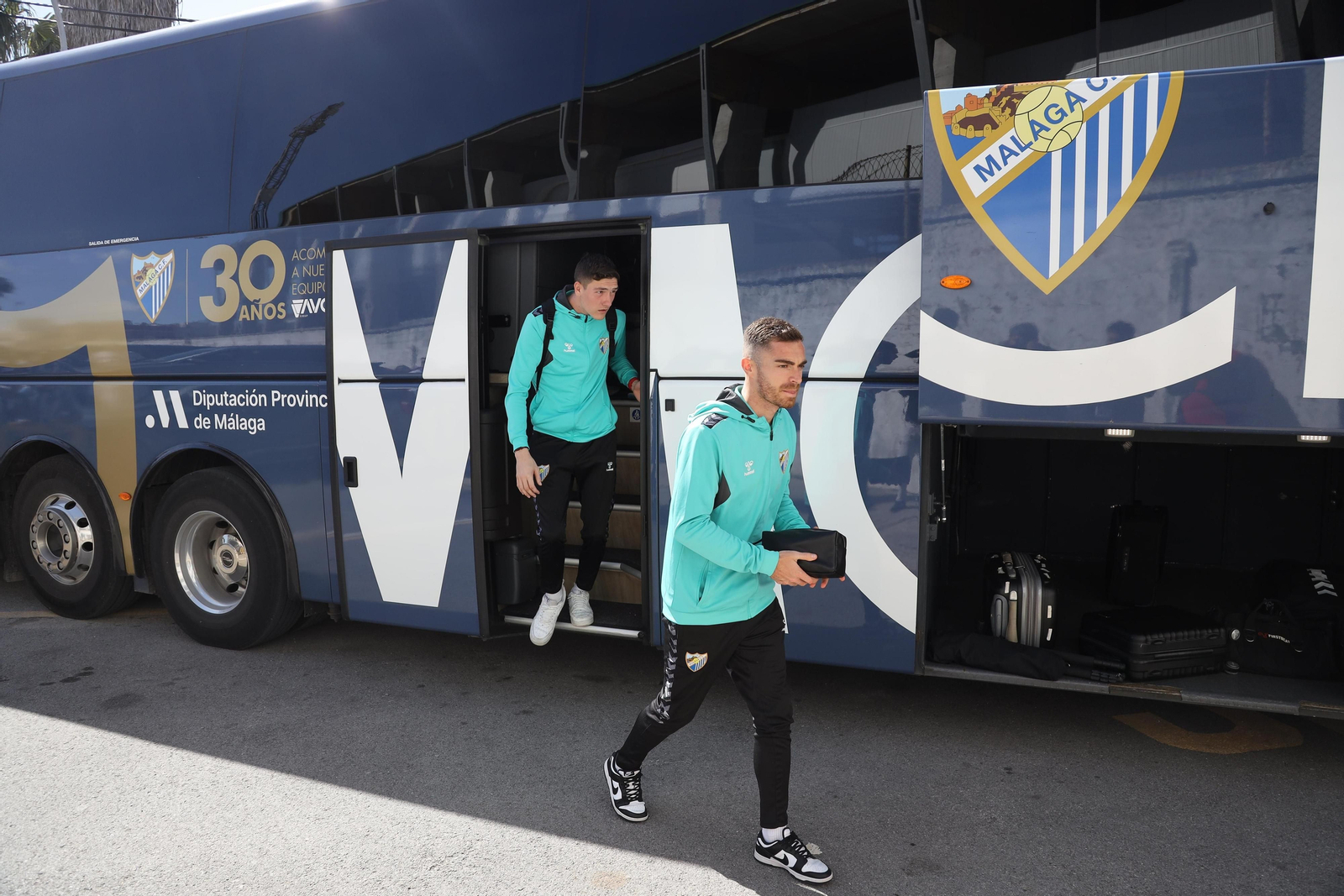 Llegada y calentamiento del Málaga CF en el campo del Atlético Sanluqueño