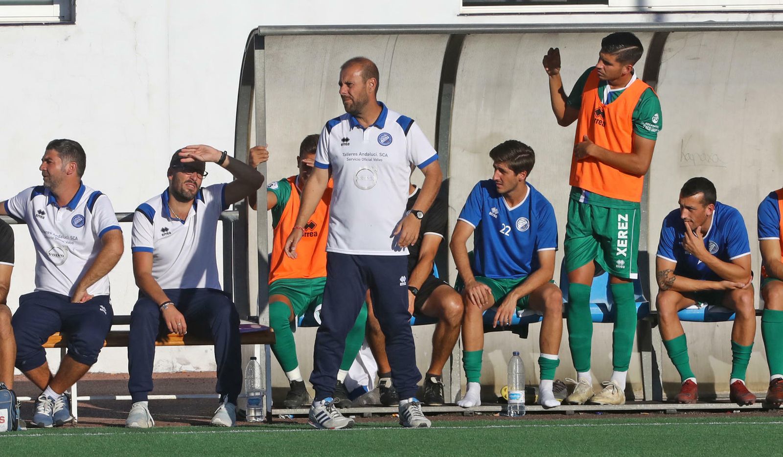 Bernardo Plaza sigue el partido en el banquillo del Xerez DFC.