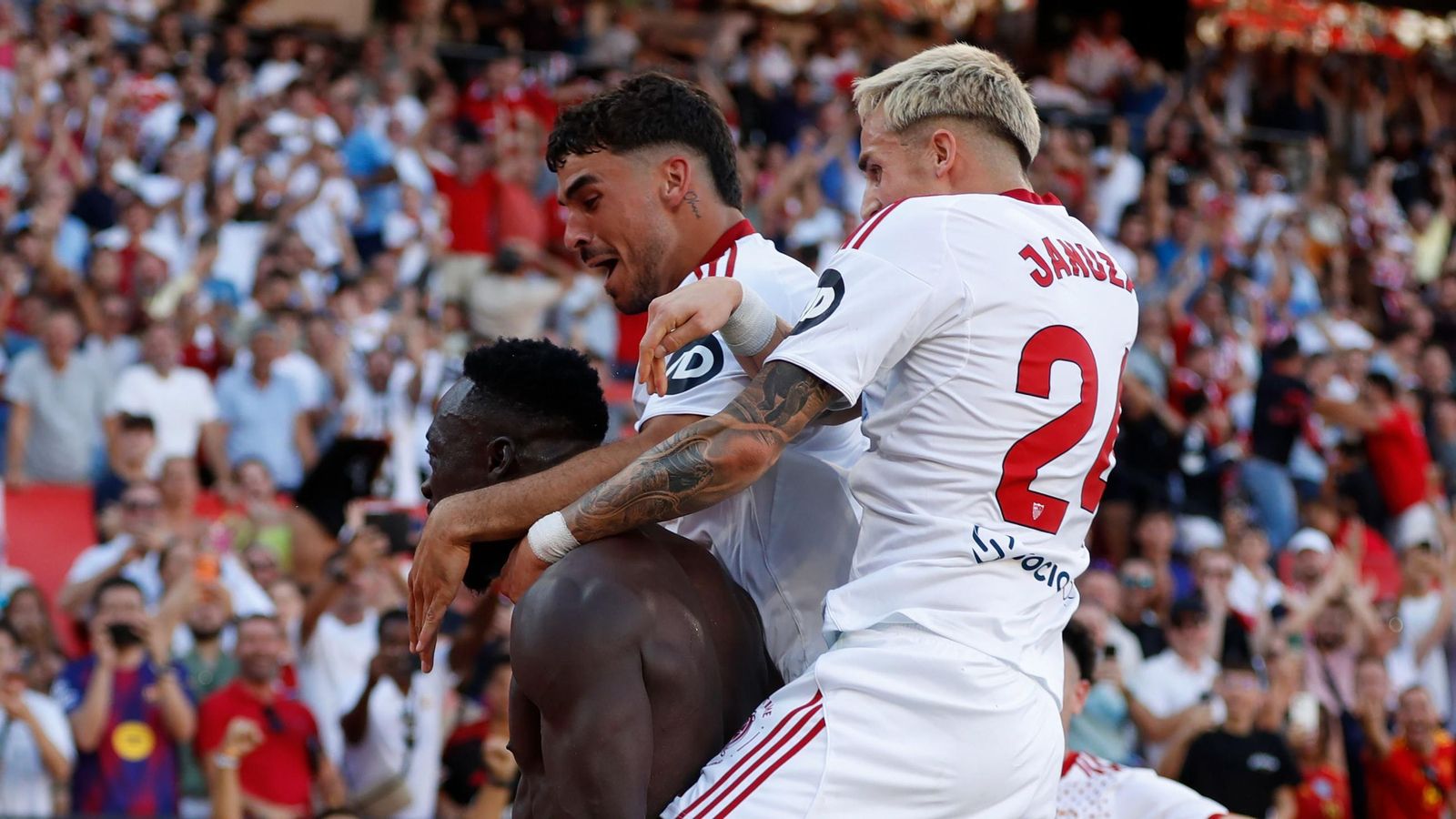 Isaac y Januzaj saltan sobre Akor Adams tras el cuarto gol del Sevilla.