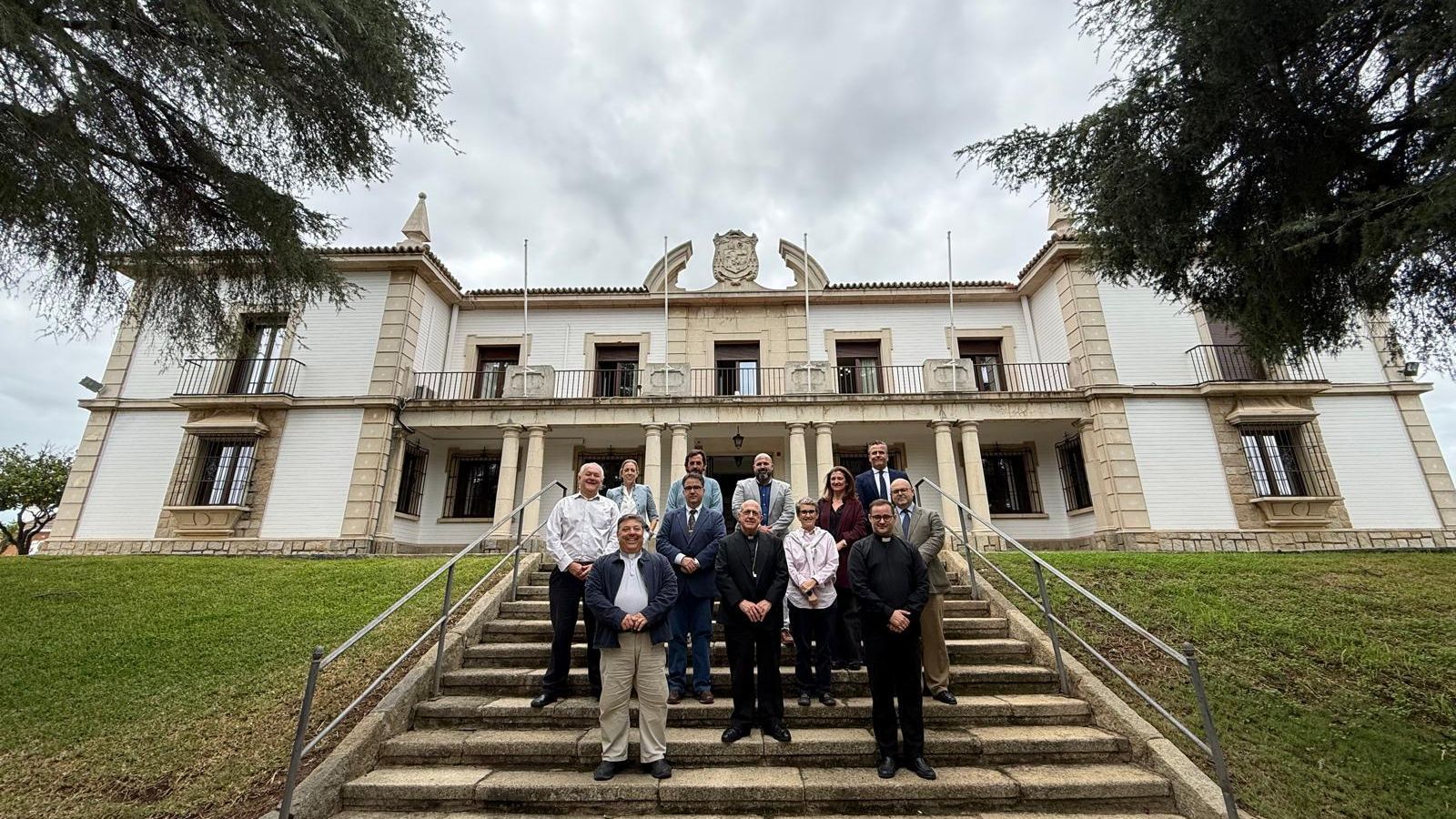 Los integrantes de la Fundación Monasterio de Santa Clara de Moguer frente al edificio.