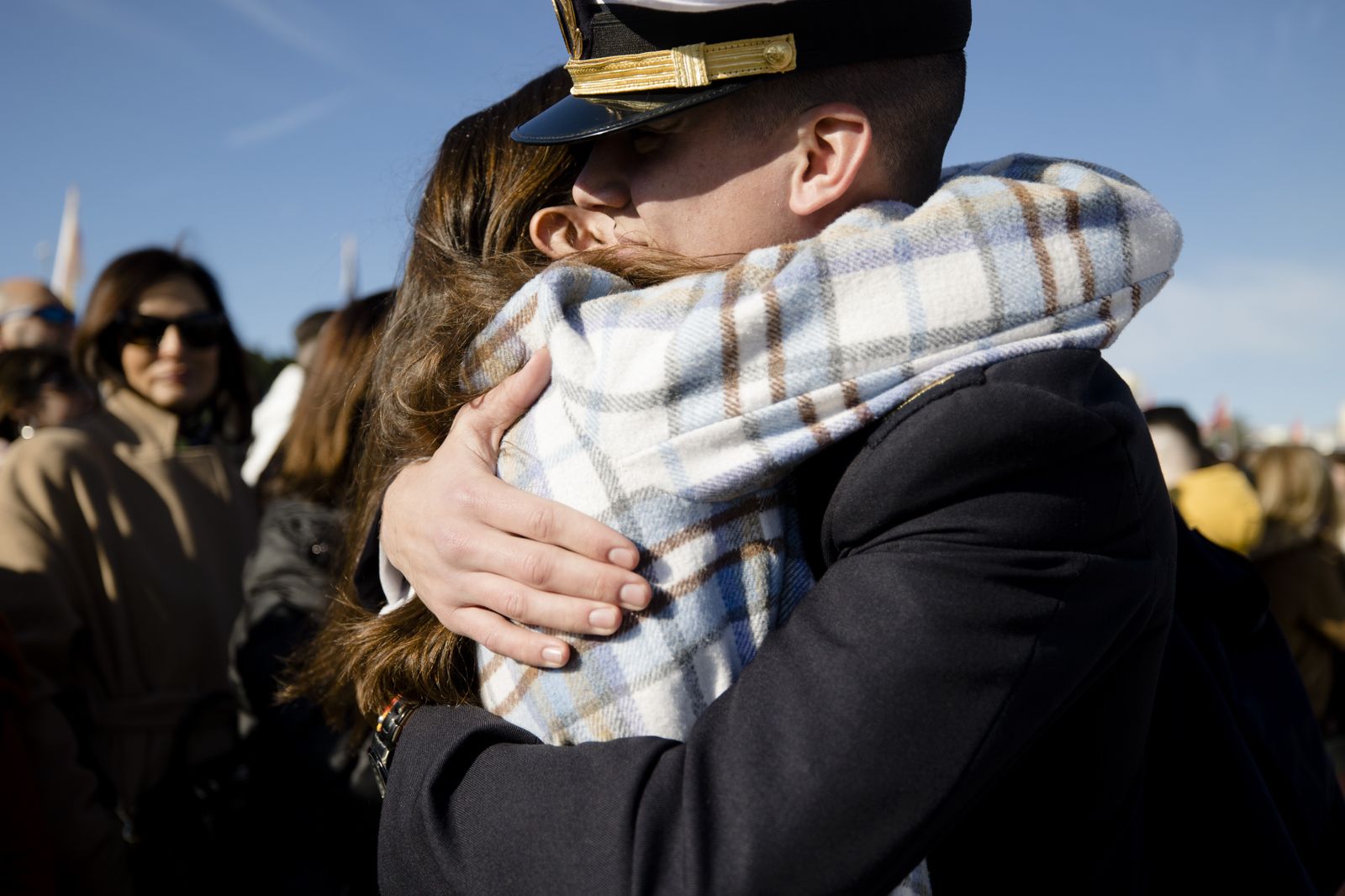 Las imágenes de la salida del buque  "Juan Sebastián de Elcano" del muelle de Cádiz.