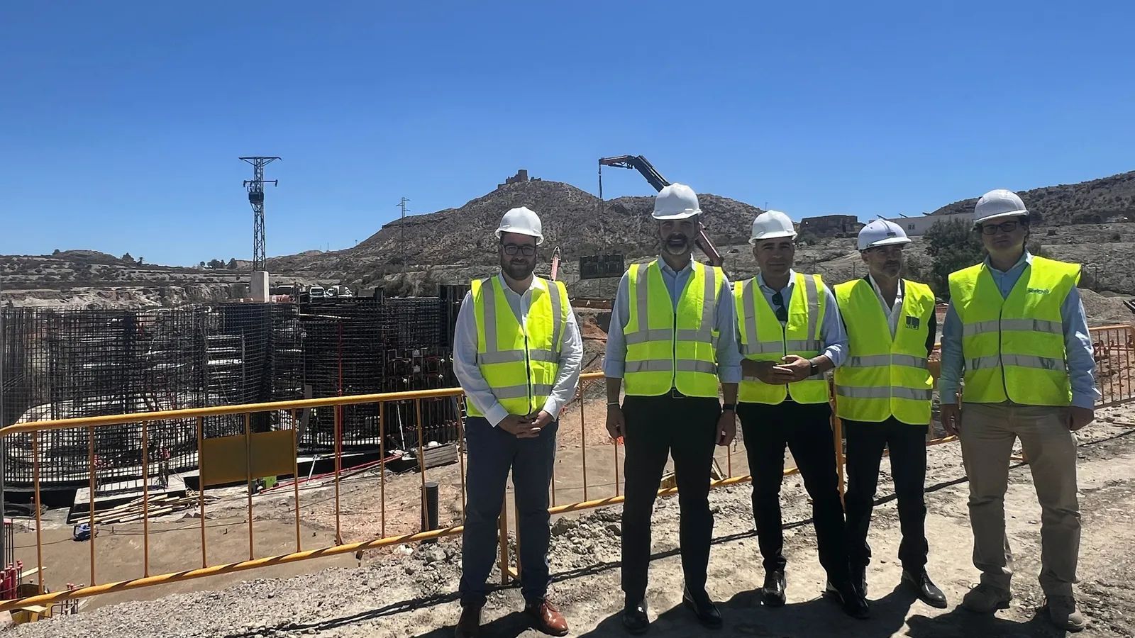 Momento de la visita a las obras por parte del consejero de Agricultura y el alcalde de Tabernas.