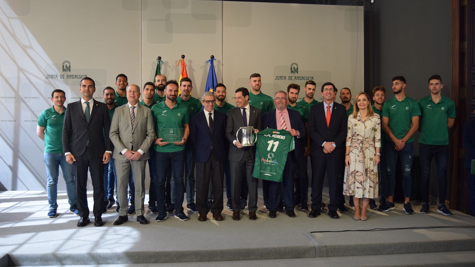 Foto de familia de la visita ahorradora a Sevilla.