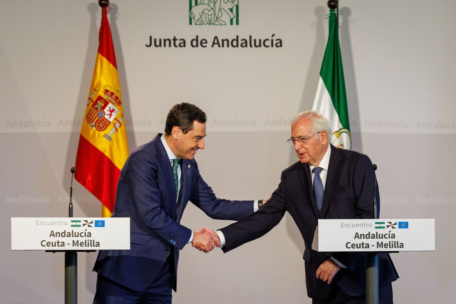El presidente de la Junta, Juanma Moreno, y el presidente de Melilla, Juan José Imbroda, este lunes en San Telmo.