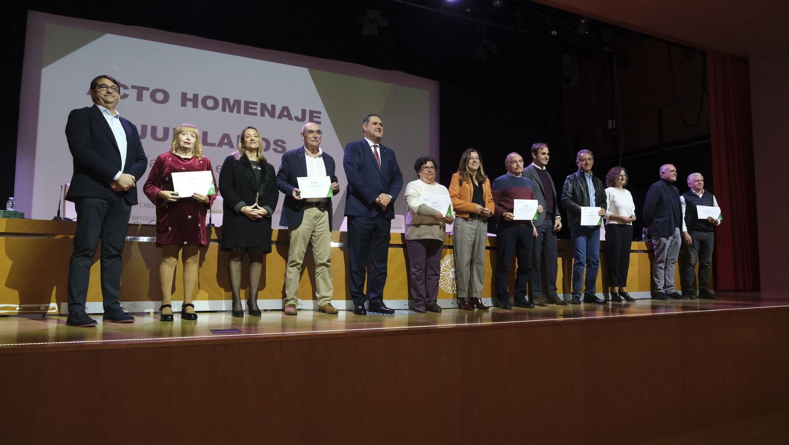 Los maestros docentes jubilados reciben su homenaje en la paraninfo de la UAL