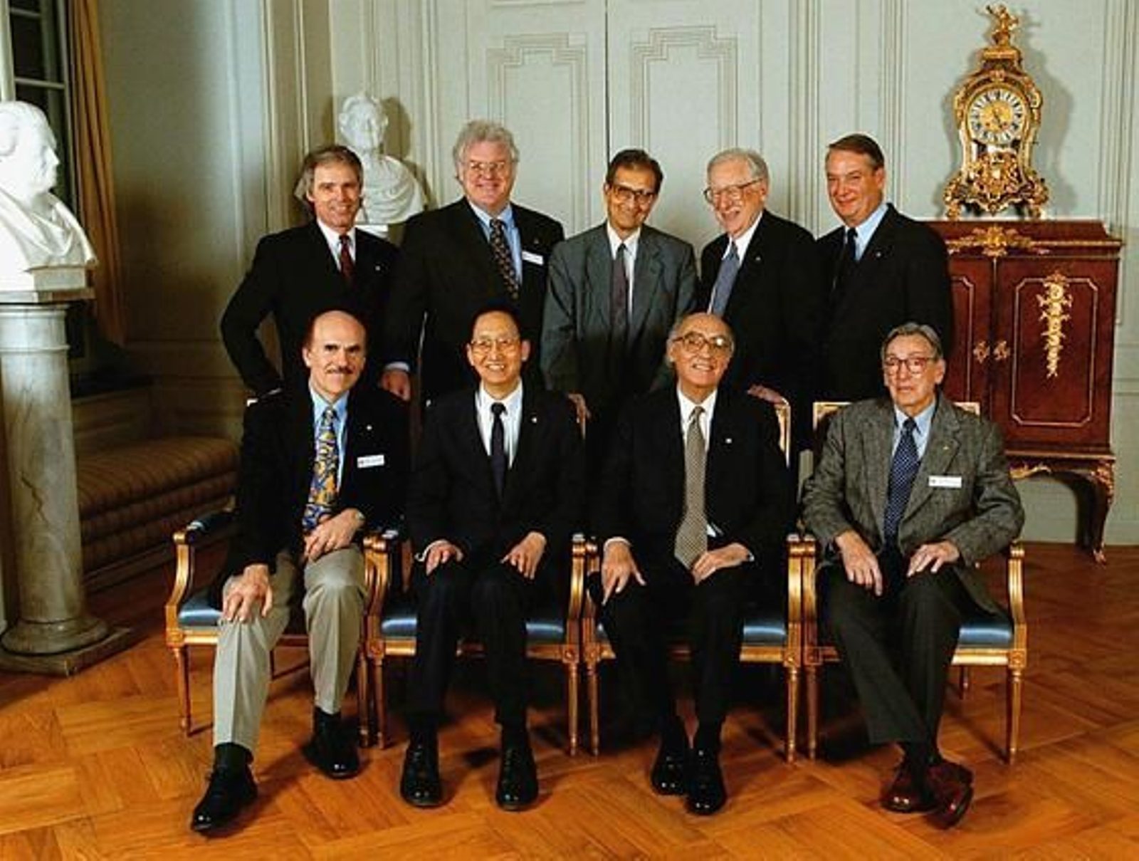 Los premios Nobel de 1998, con Saramago sentado en el tercer puesto de izquierda a deracha. / EFE

Foto: Varios