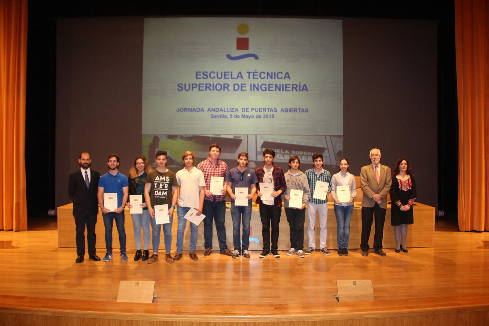 Los alumnos ganadores posan junto al equipo directivo de la Escuela Técnica Superior de Ingeniería.