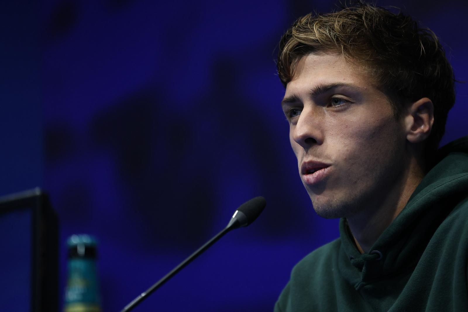 Juancho Villegas atiende a los medios de comunicación.