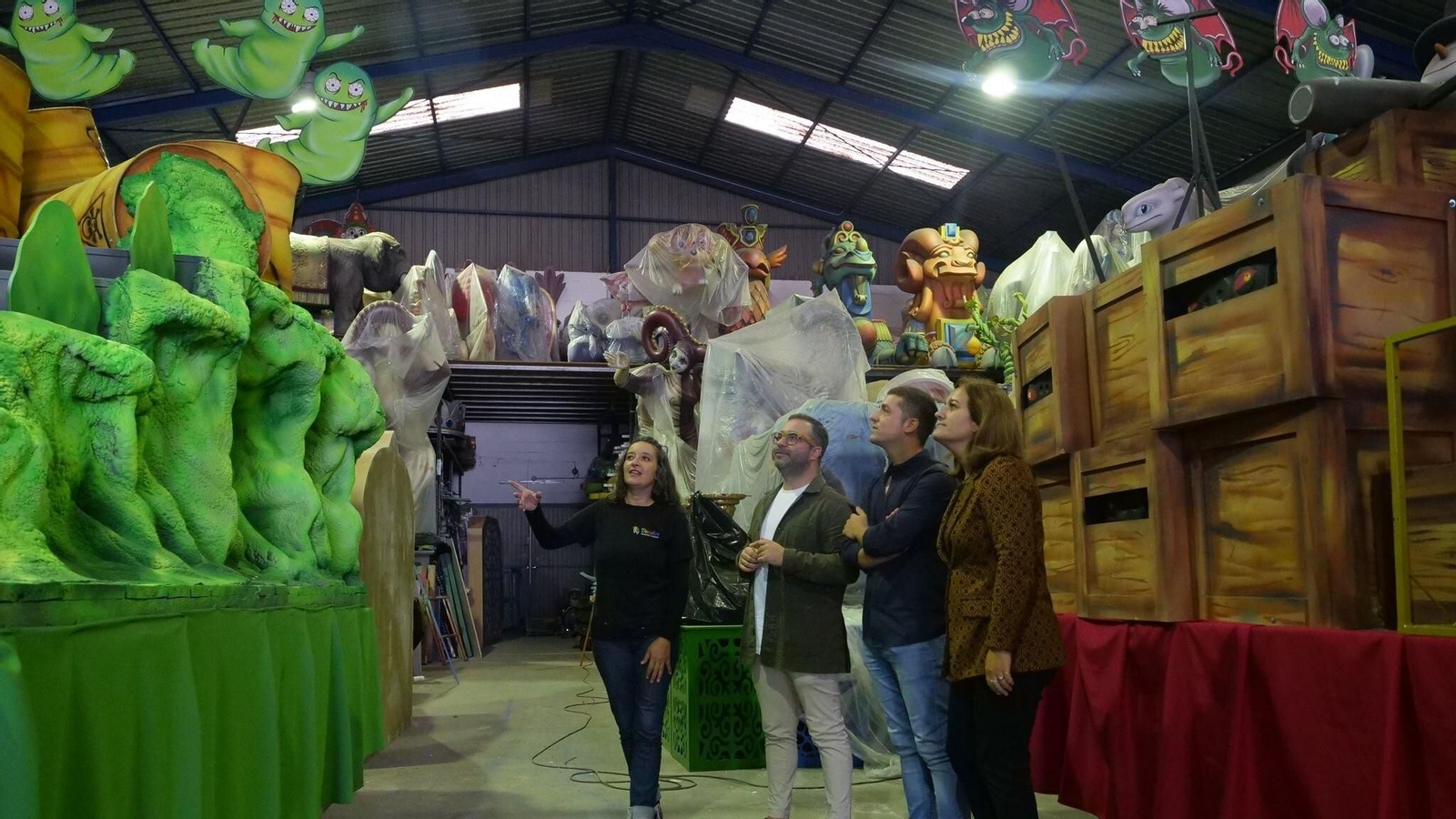Visita de los concejales de Juventud y Fiestas a la nave donde se preparan las carrozas de Halloween y otros elementos decorativos de la fecha.