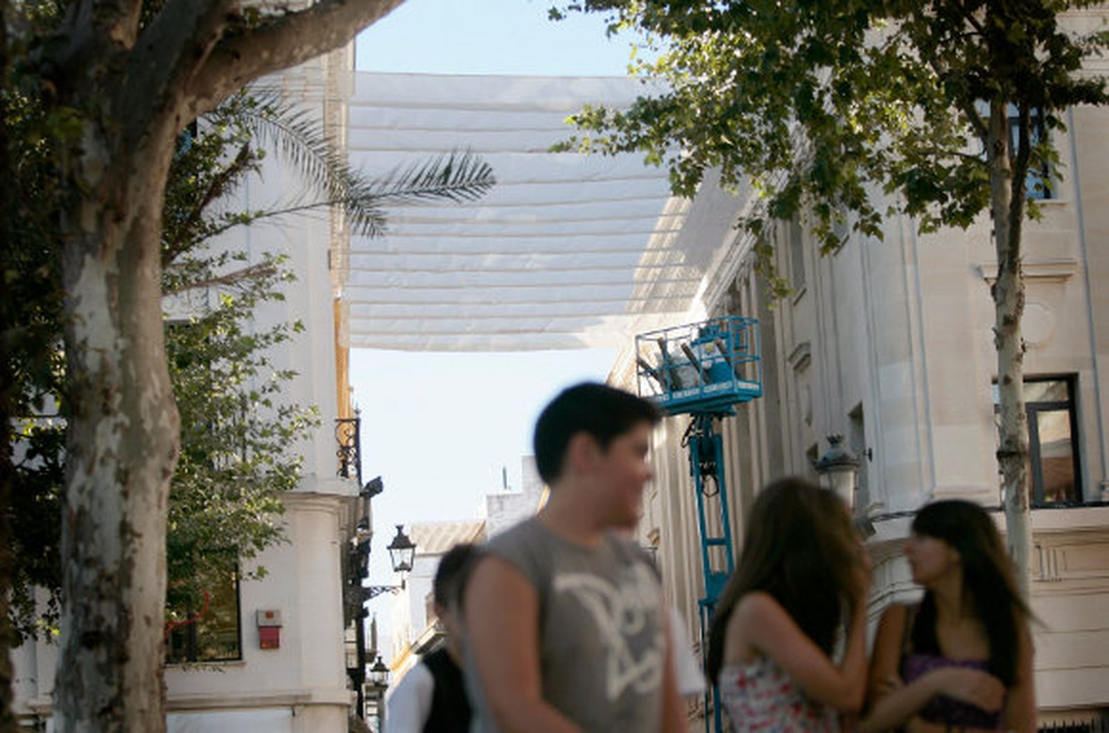 Comienza la colocación de los toldos en las calles comerciales del centro