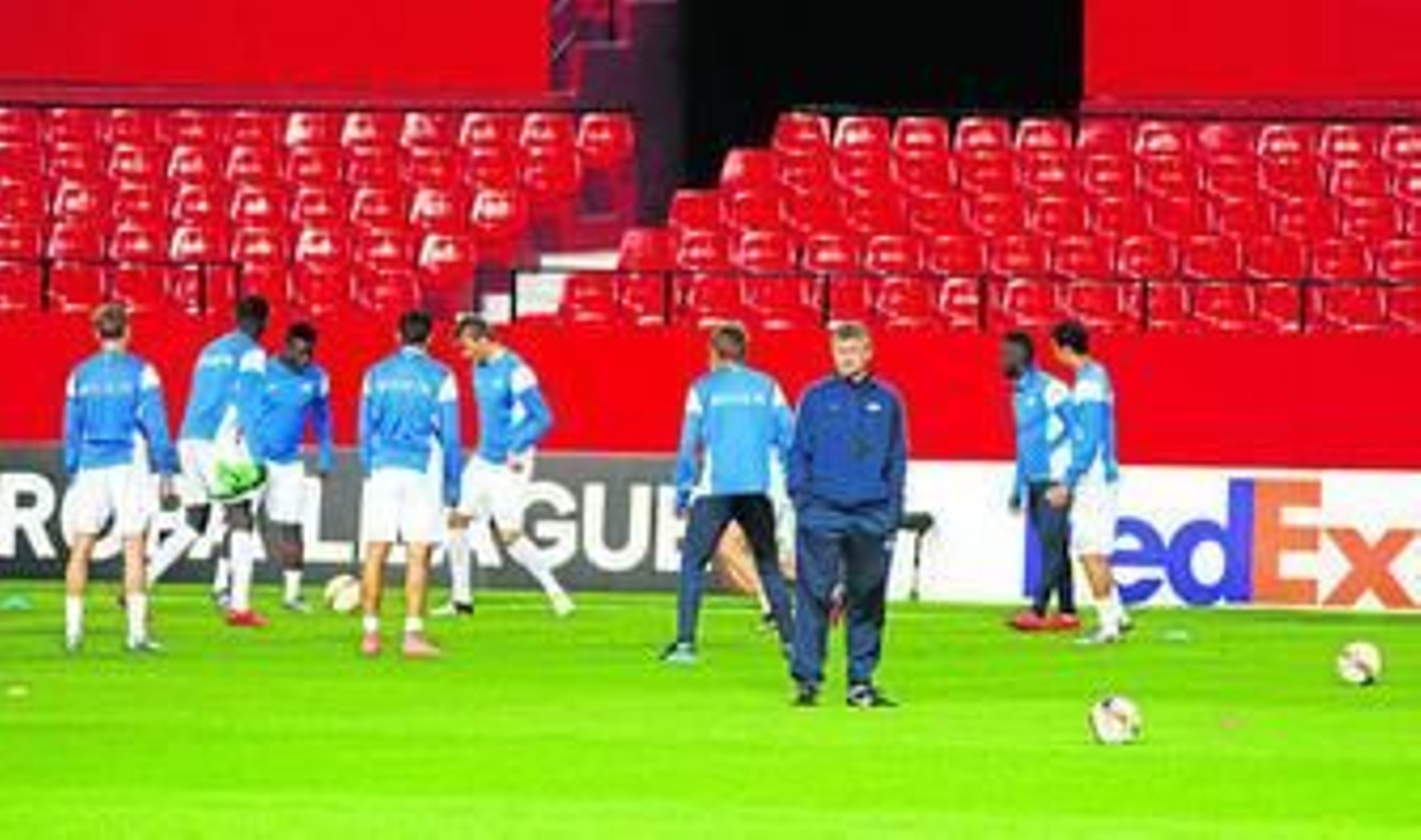 El técnico Solskjaer, tranquilo en el estadio mientras sus jugadores pelotean detrás.