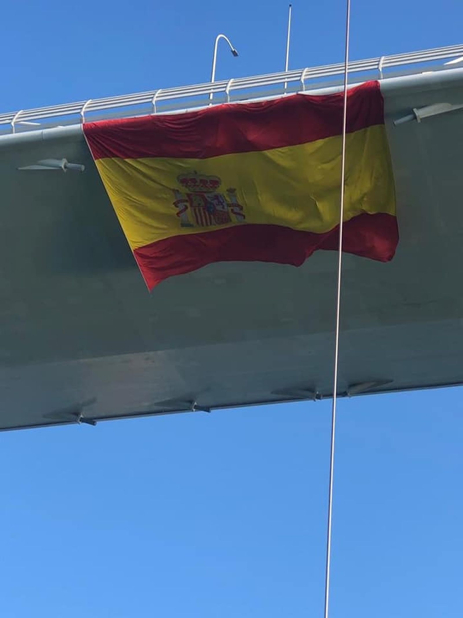 Bandera desplegada en el puente de la Constitución de 1812.