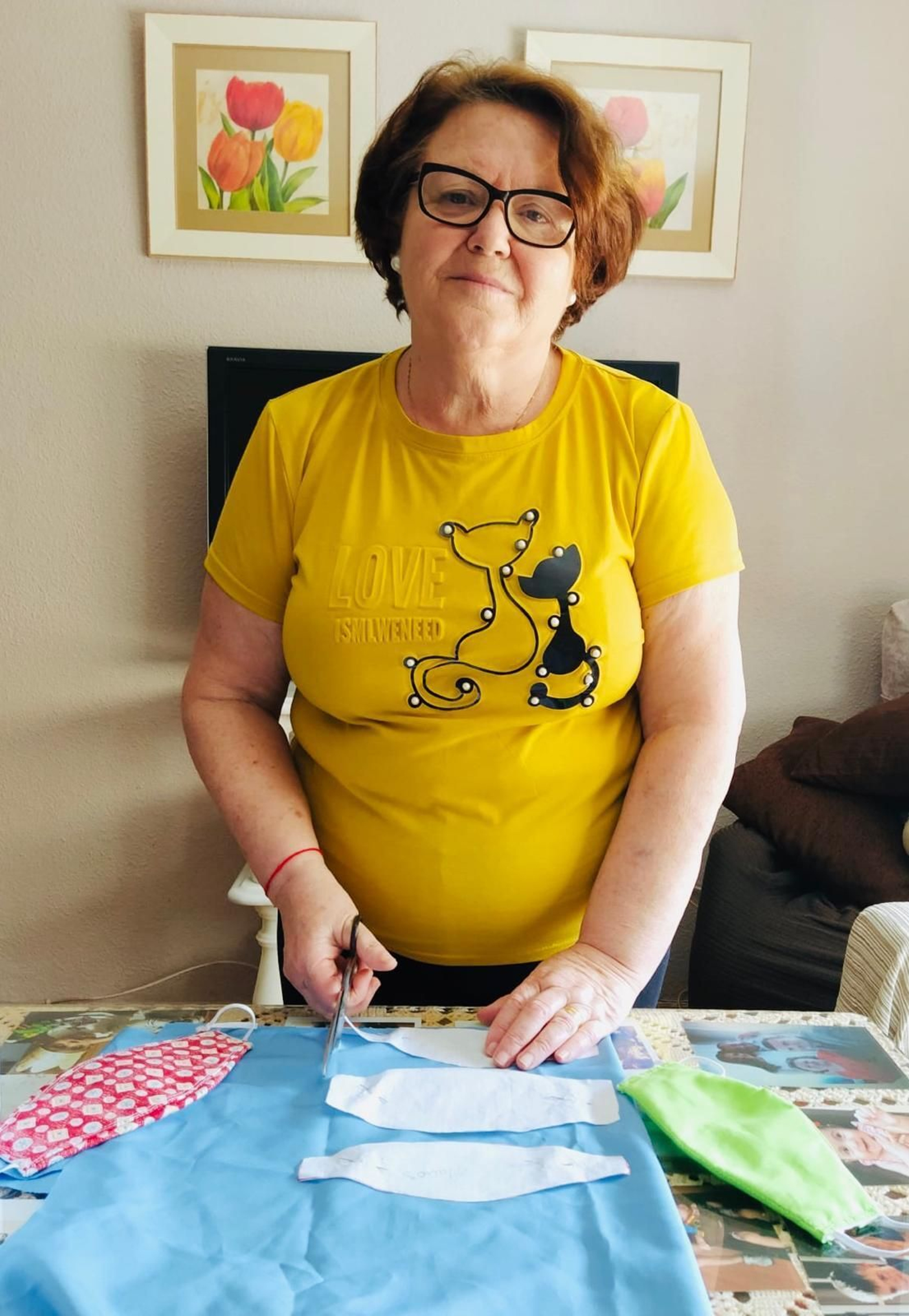 Maruja López ha aportado su granito de arena con el corte de las telas